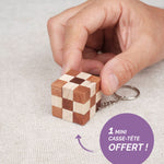 Cube serpent en version porte-clé posé à côté d’une main