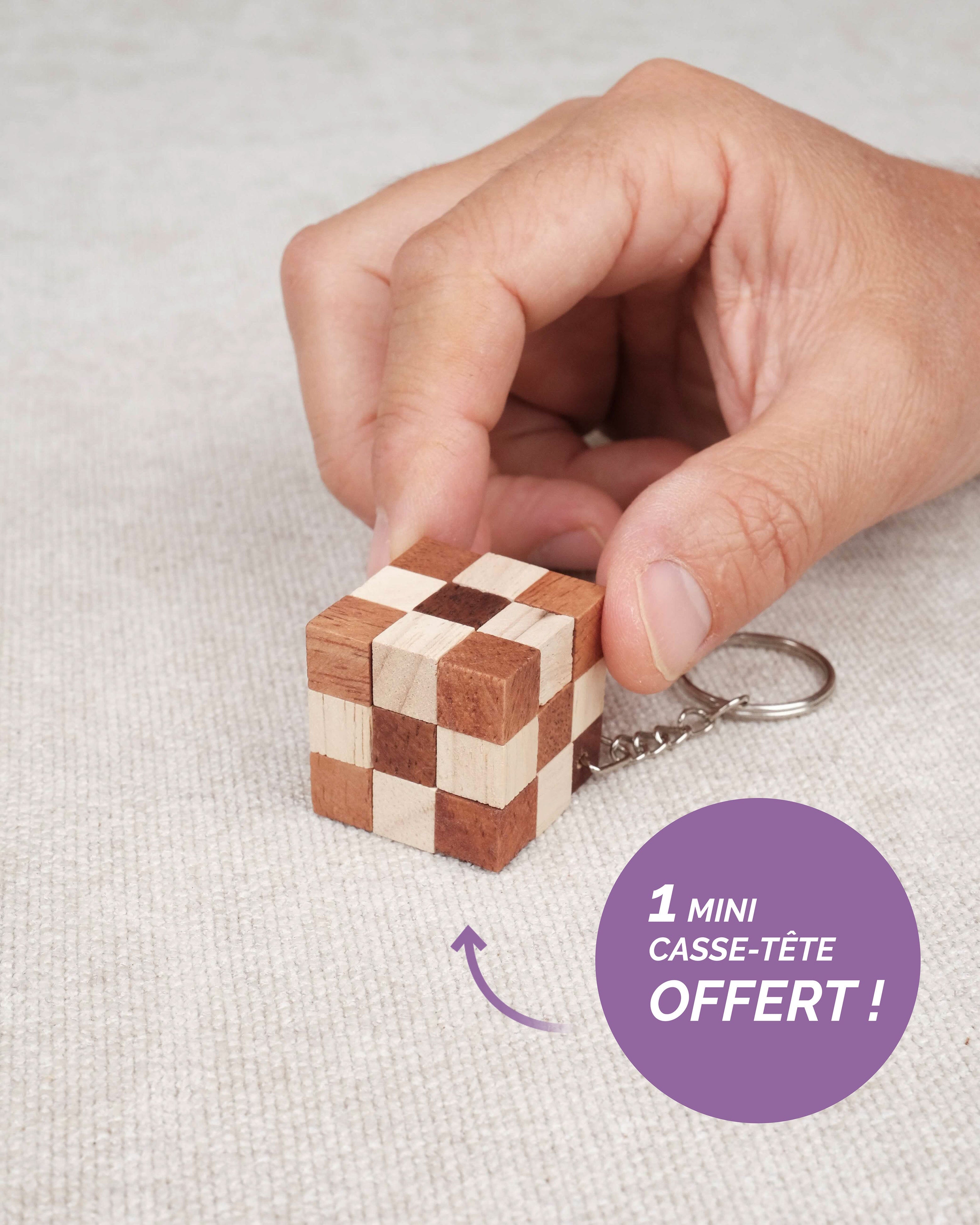 Cube serpent en version porte-clé posé à côté d’une main