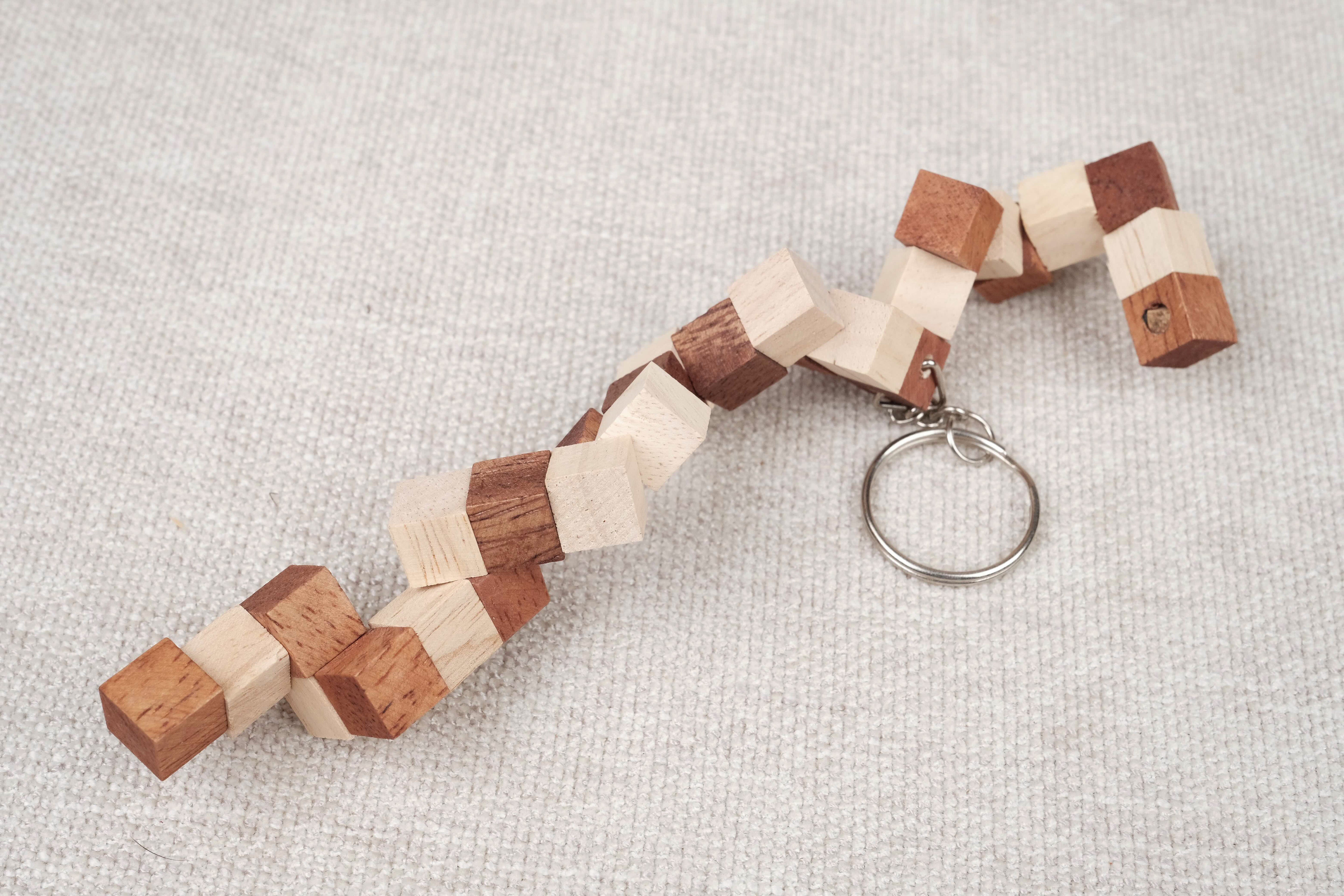 Mini cube serpent en bois déplié en longue chaîne avec anneau porte-clés.