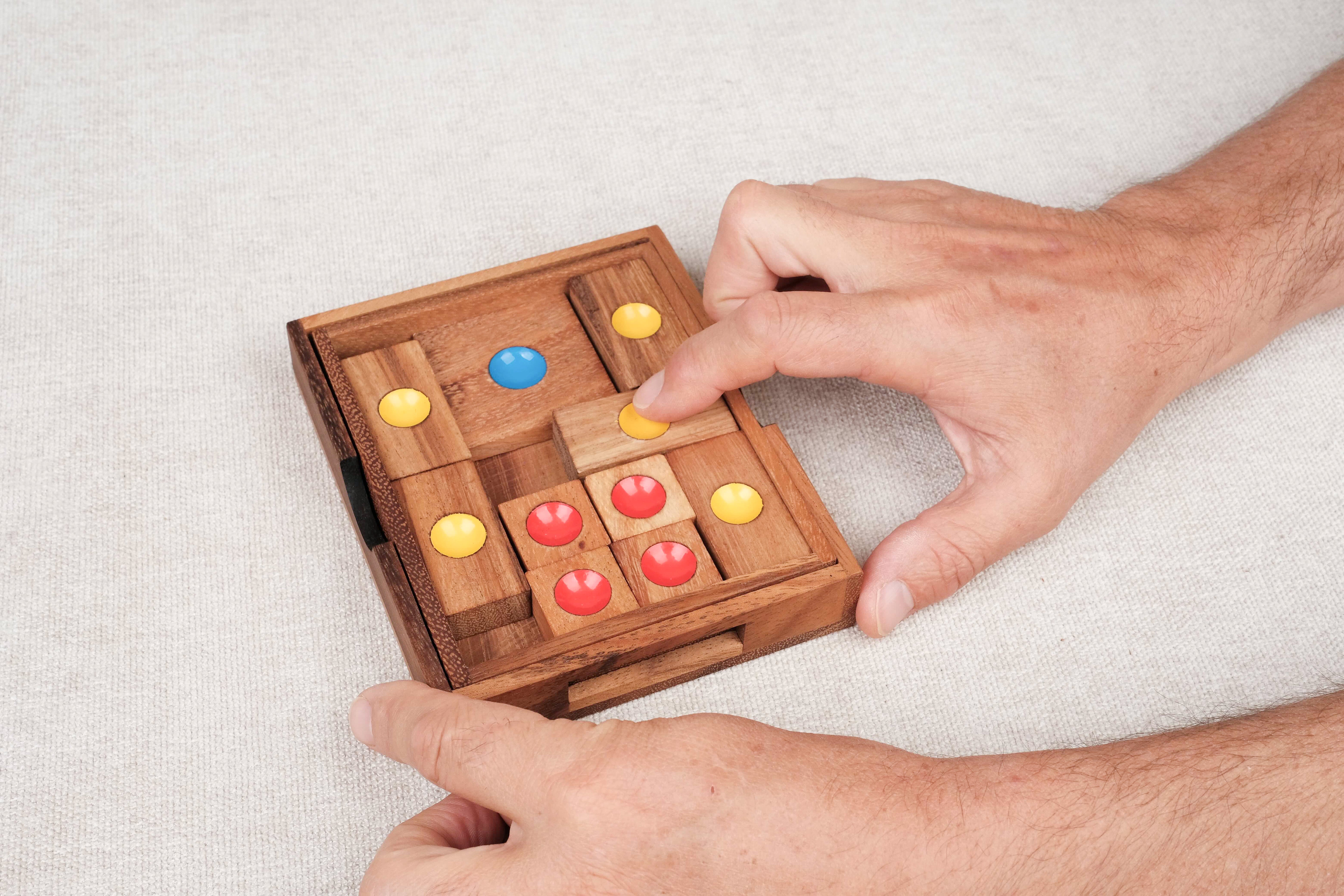 Casse-tête L’Âne rouge L en bois avec mains qui font coulissent les pièces