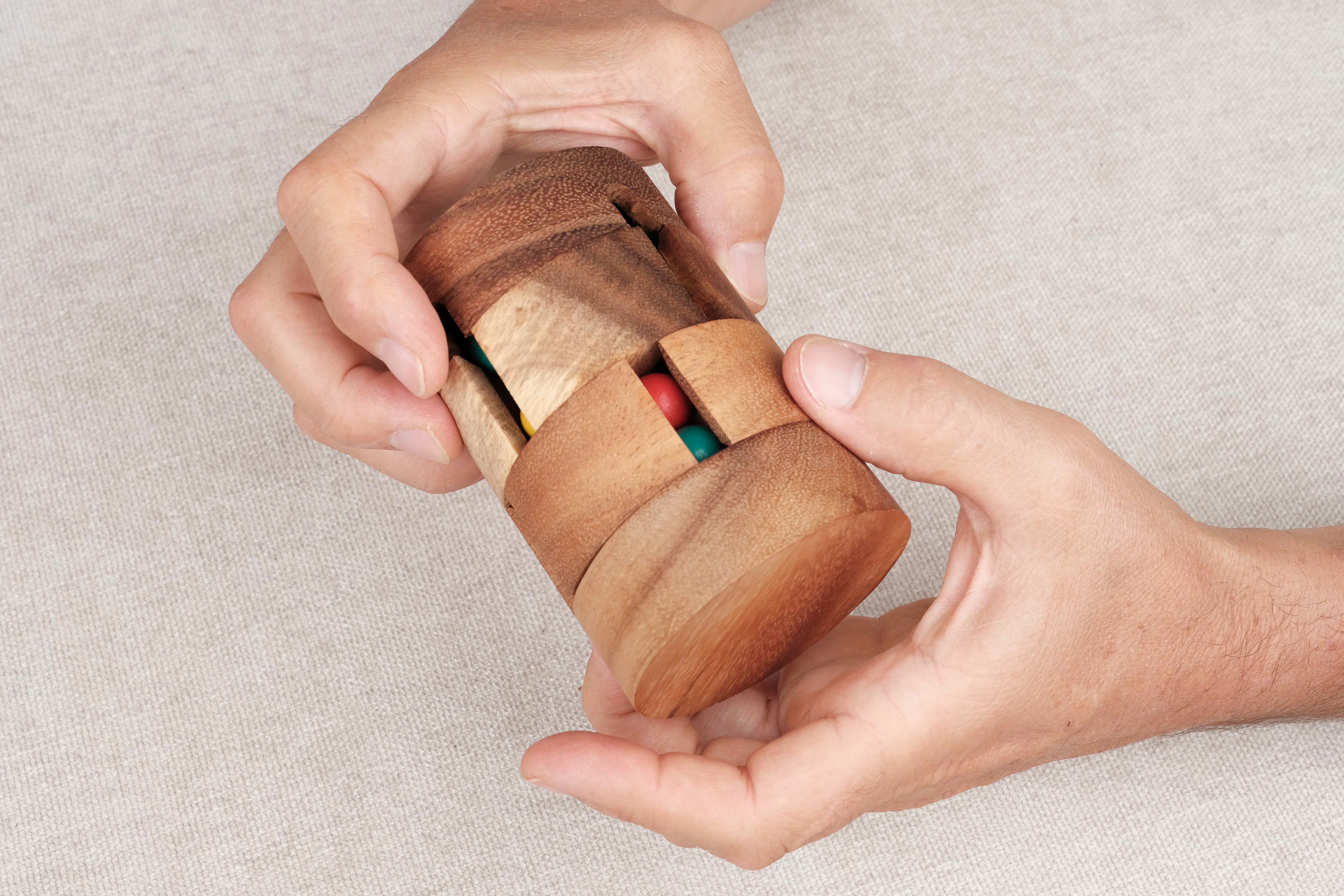 REVOLVE manipulé à la main, alignement des billes colorées – Jeux Faugère