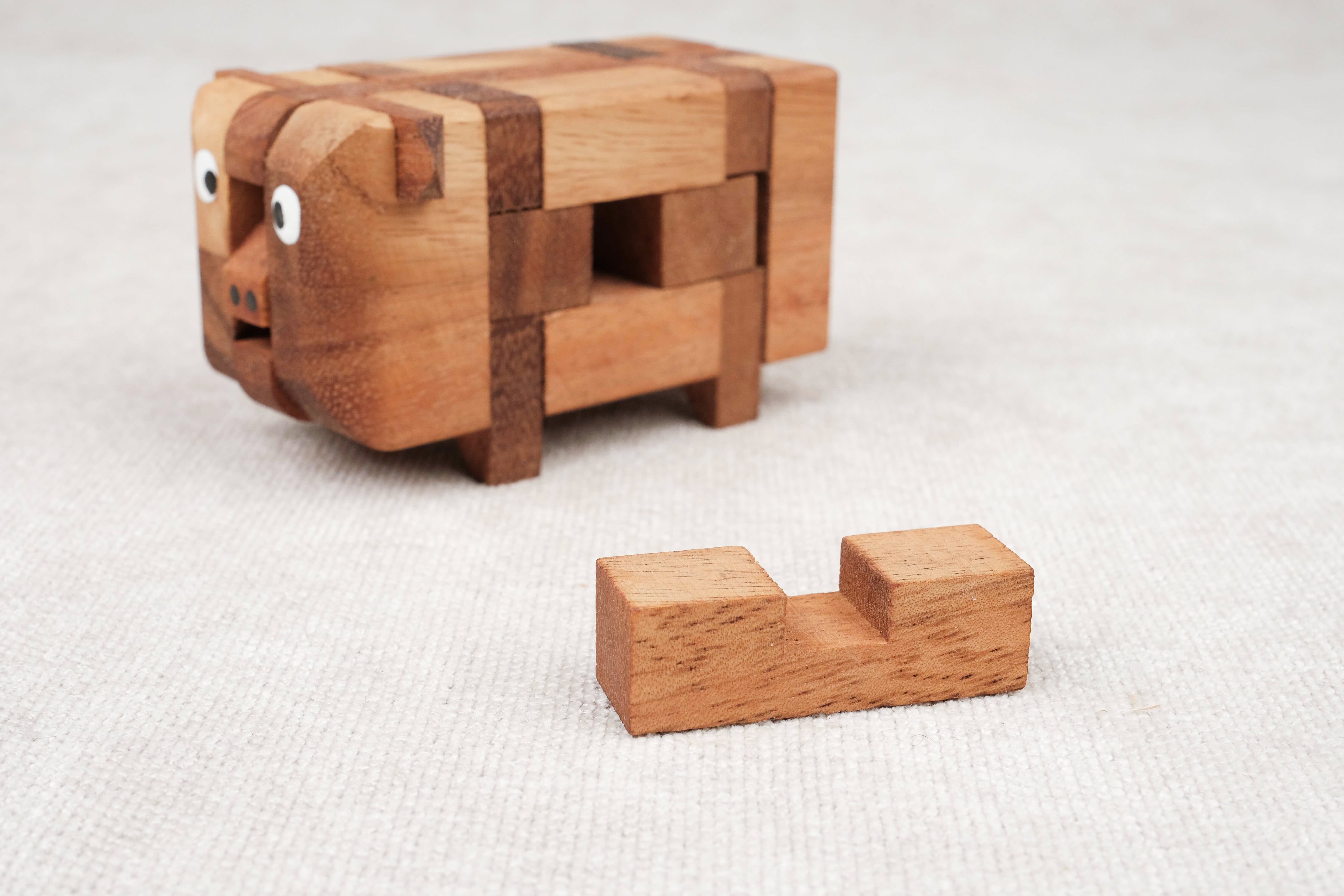 Casse-tête en bois Le Cochon avec une pièce sortie – puzzle démonté et à reconstituer