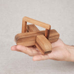 Joueur manipulant le casse-tête en bois L’X – Puzzle à démonter/remonter Jeux Faugère