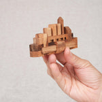 Casse-tête en bois Bateau M –tenu dans une main