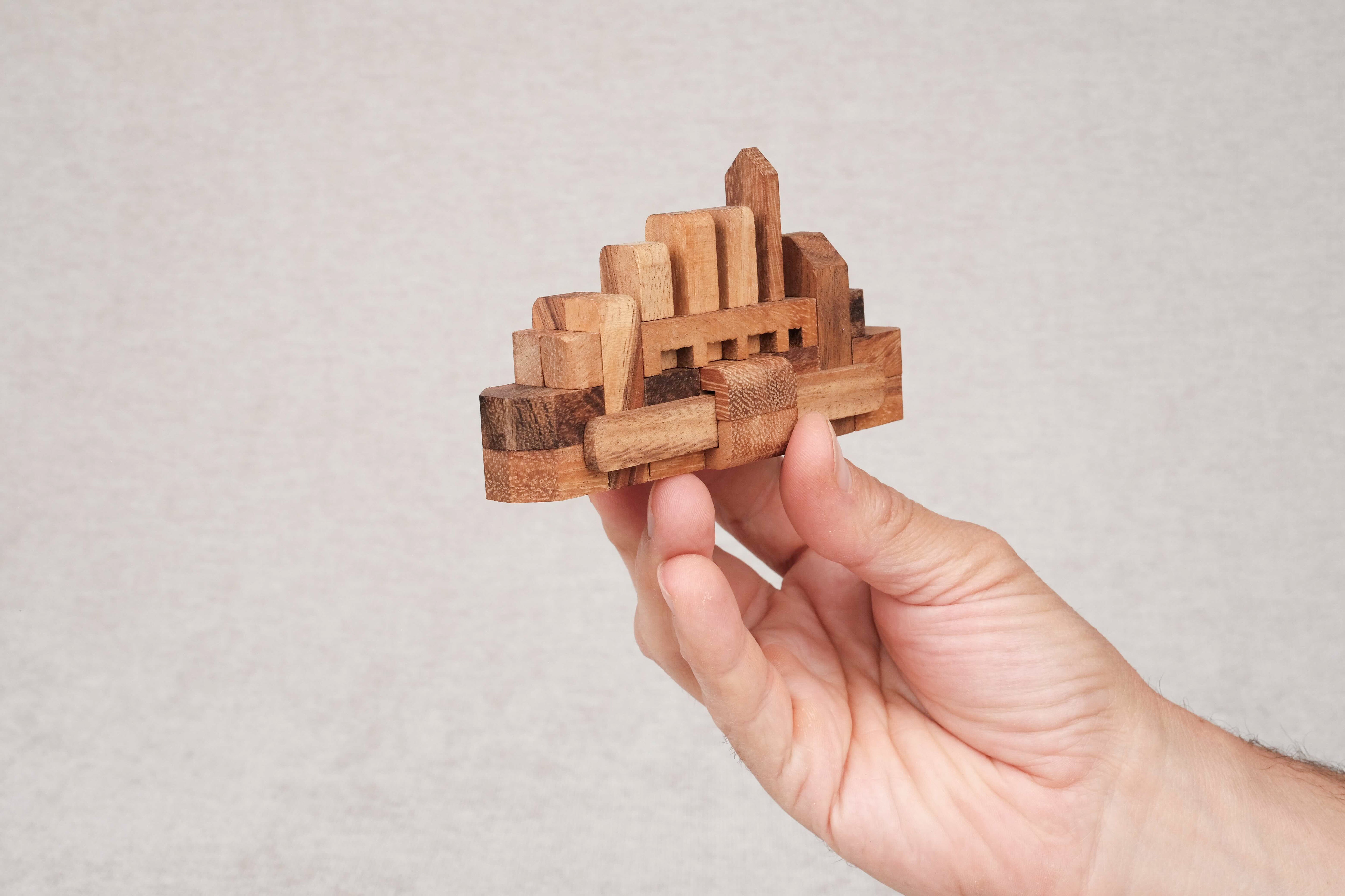 Casse-tête en bois Bateau M –tenu dans une main