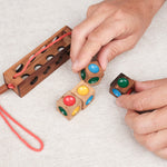 Jeu Les 4 Couleurs Folles manipulé à la main – Jeux Faugère