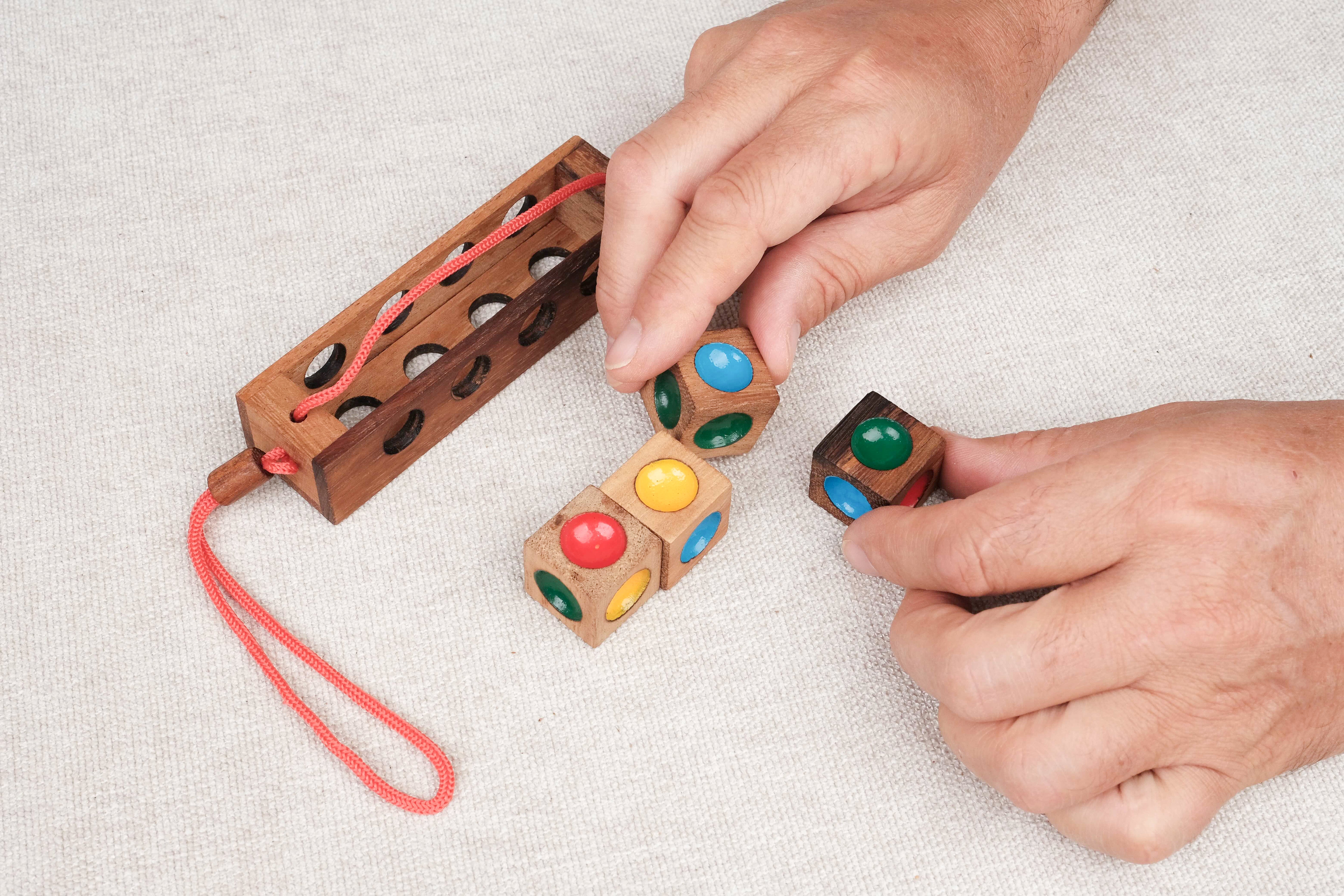 Jeu Les 4 Couleurs Folles manipulé à la main – Jeux Faugère