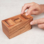 Main tenant la tirelire pour montrer l’échelle