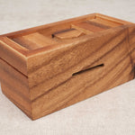 Vue avec détails du bois verni et fente tirelire