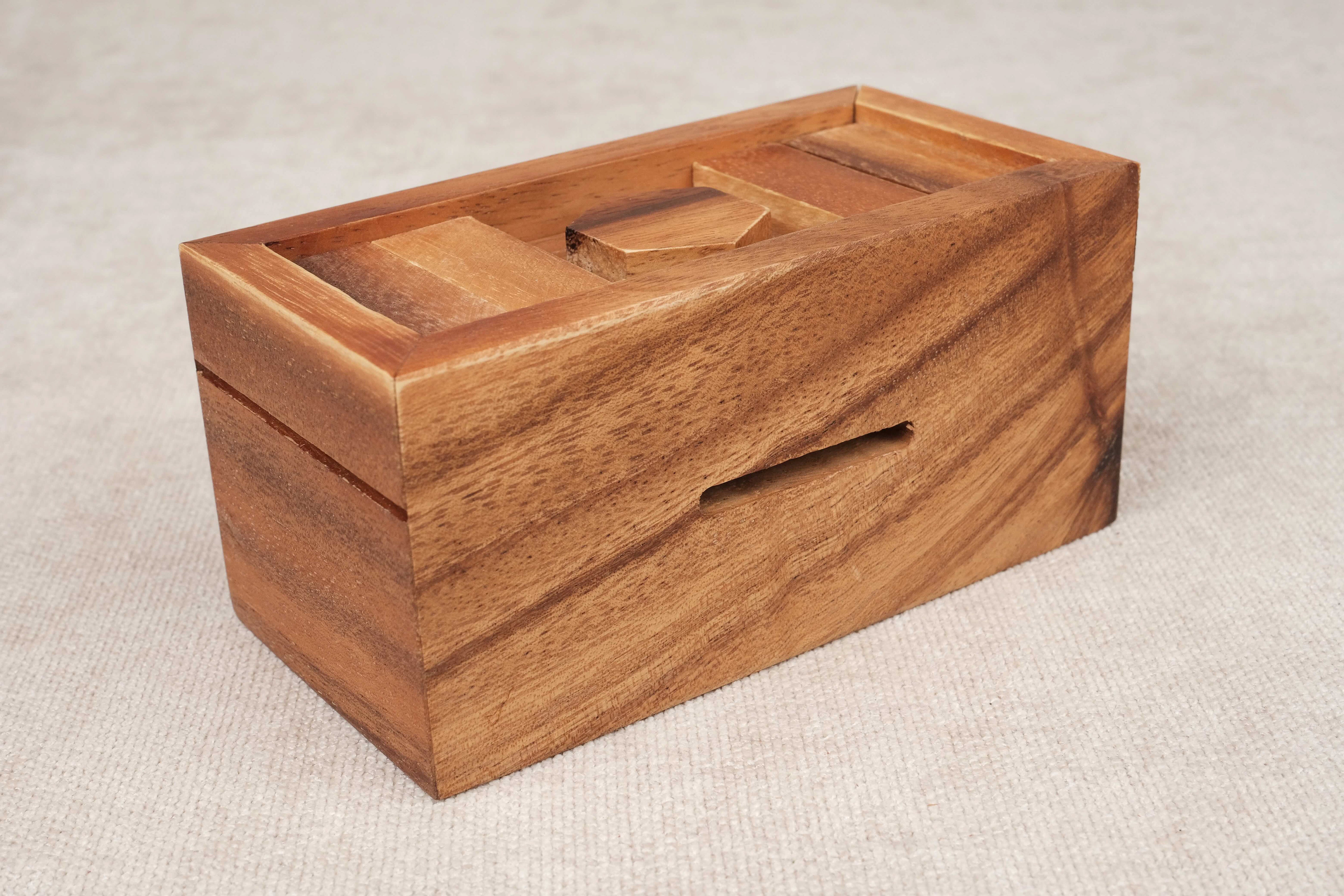 Vue avec détails du bois verni et fente tirelire