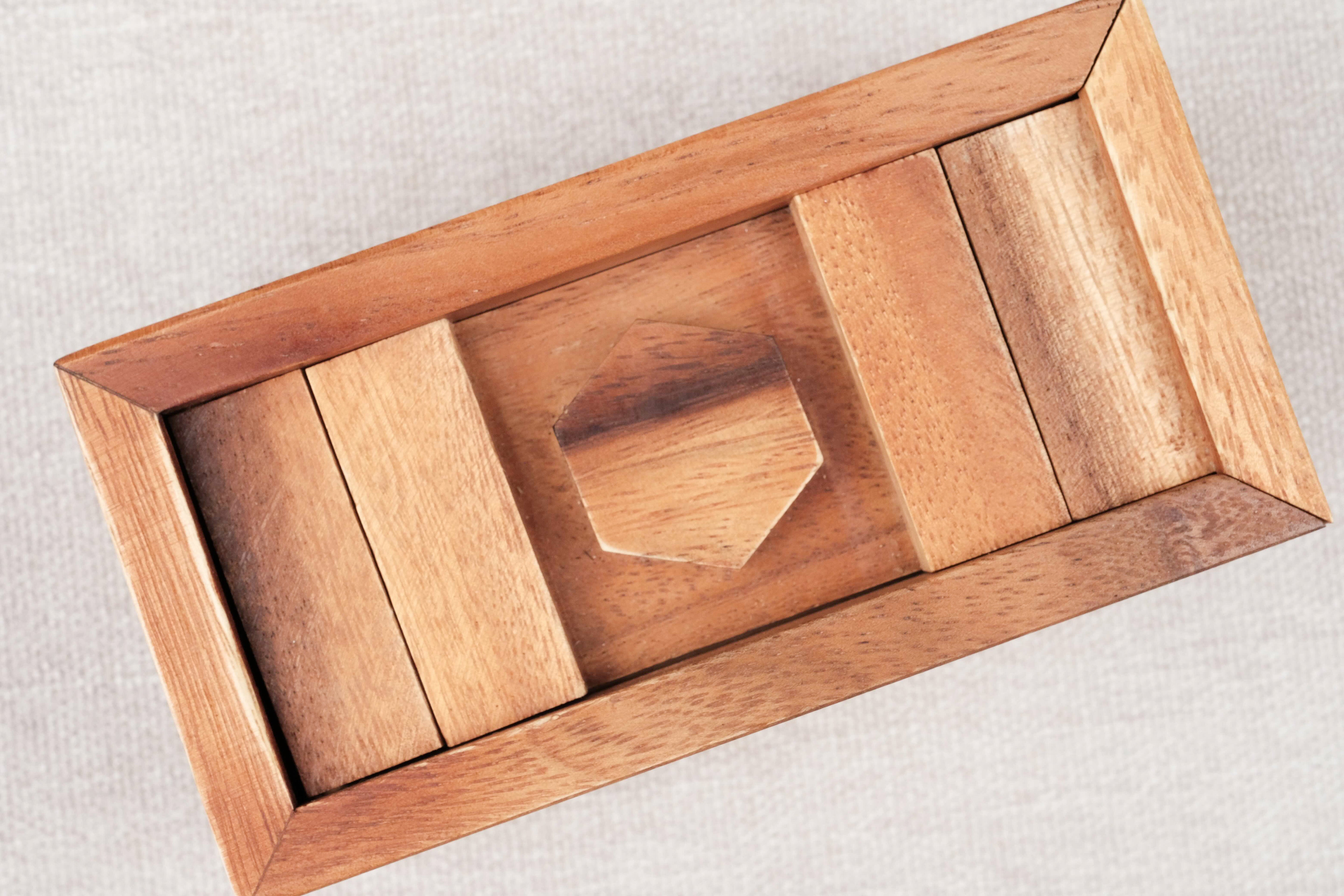 Tirelire en bois fermée vue du dessus