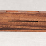 Vue de face de la tirelire secrète en bois fermée