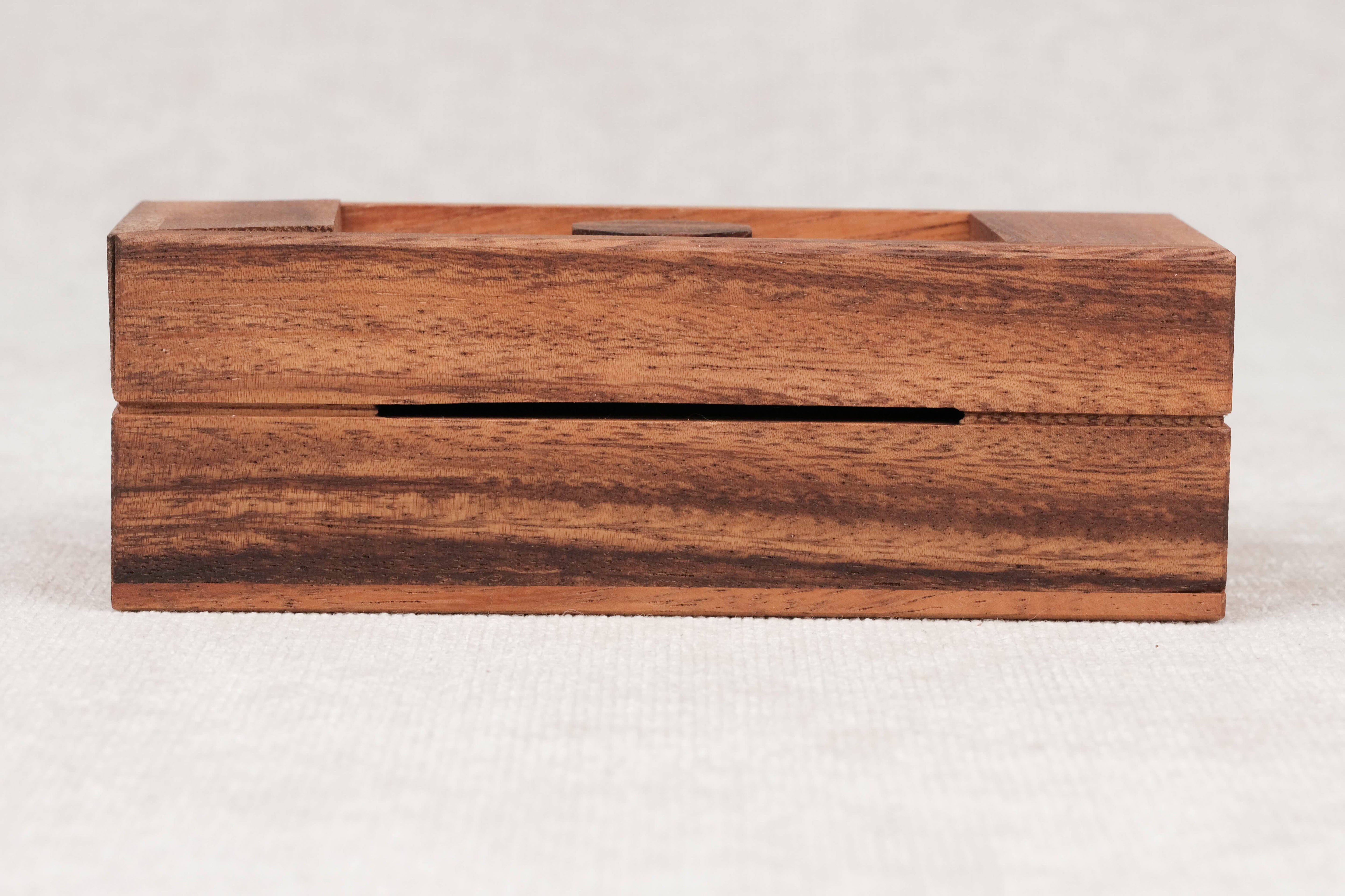 Vue de face de la tirelire secrète en bois fermée