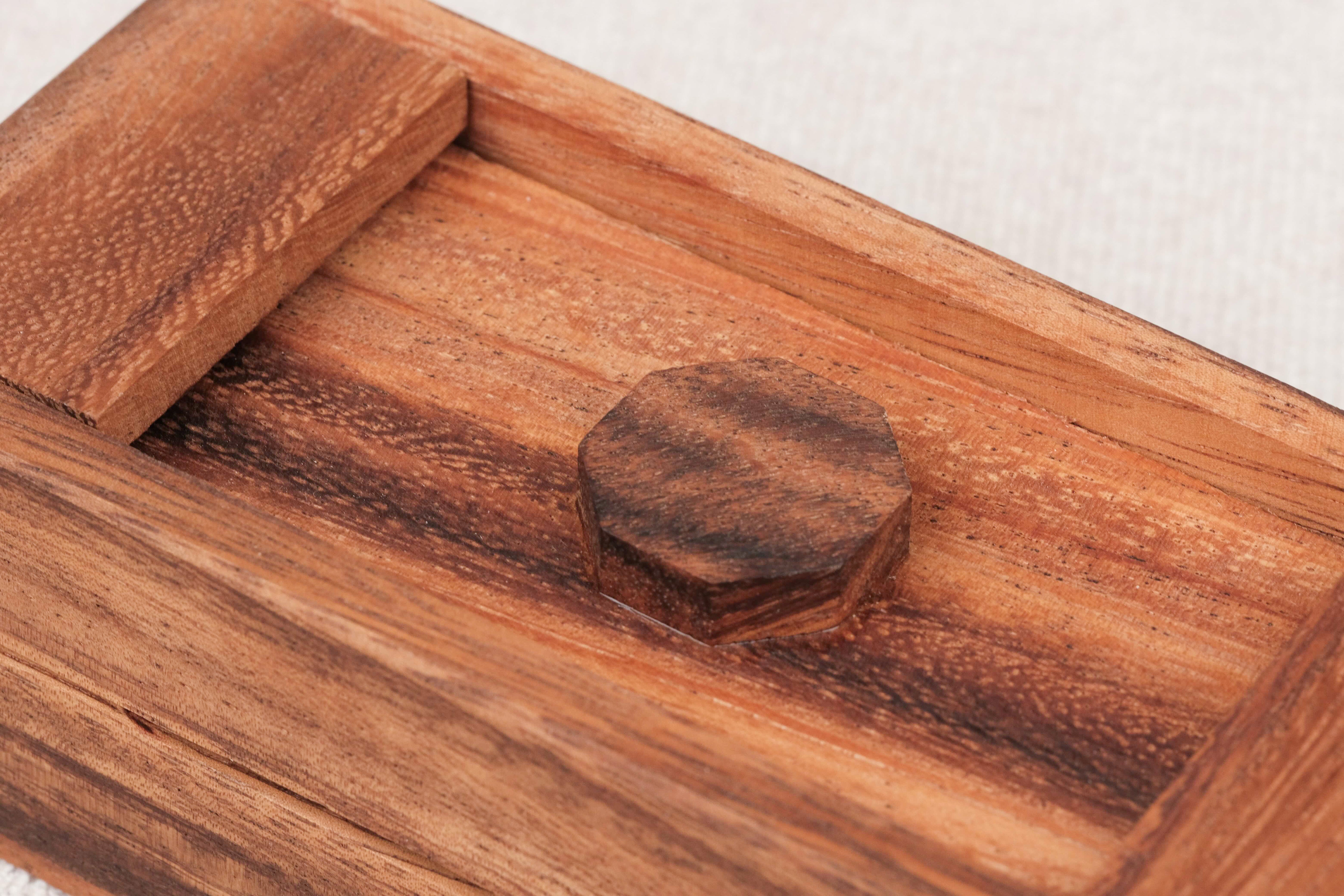 Détail du bouton et des finitions du bois