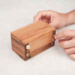 Coffre tenu dans les mains en train d’être manipulé