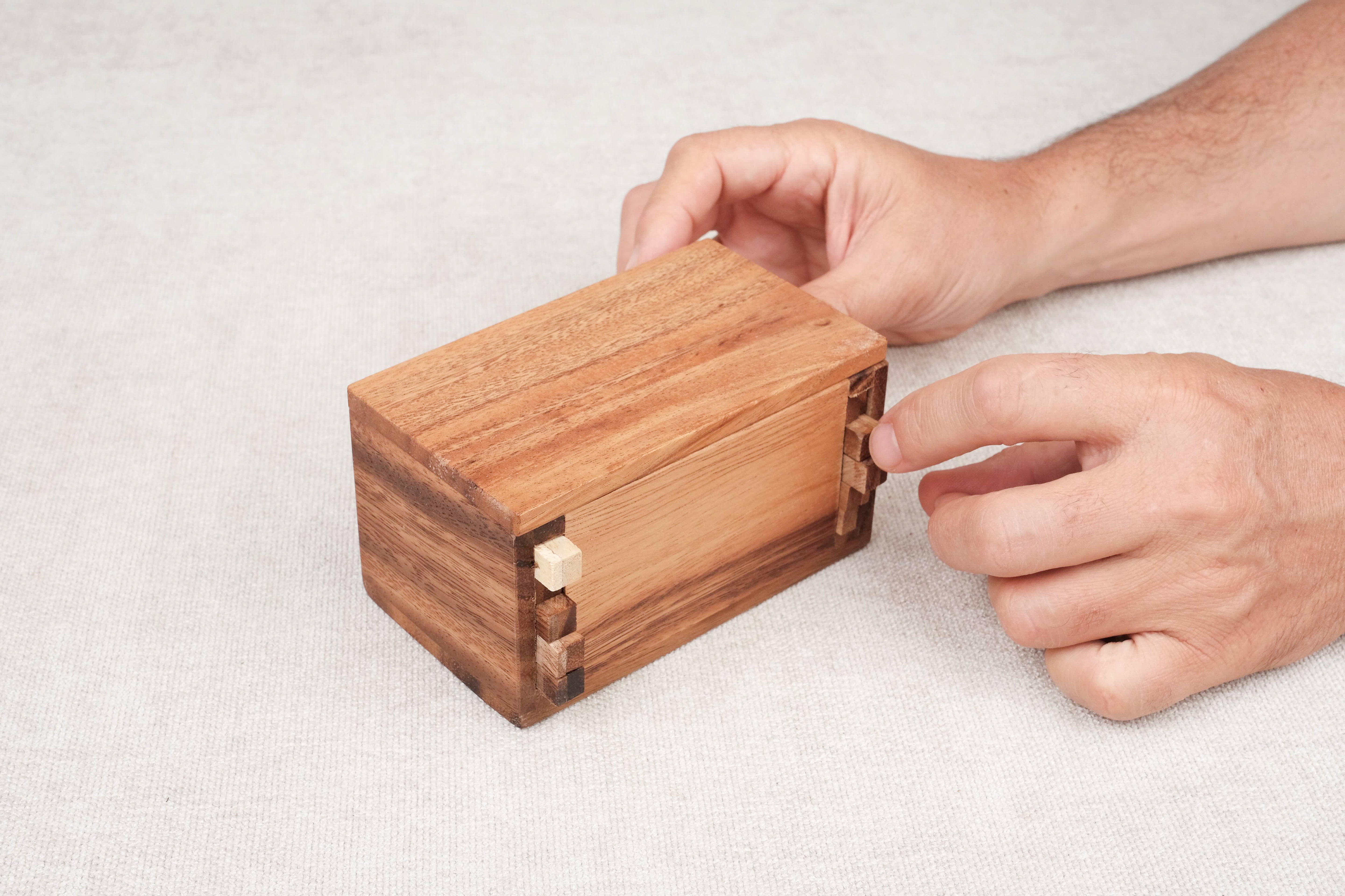 Coffre tenu dans les mains en train d’être manipulé