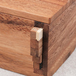 Zoom sur le mécanisme de la combinaison en bois