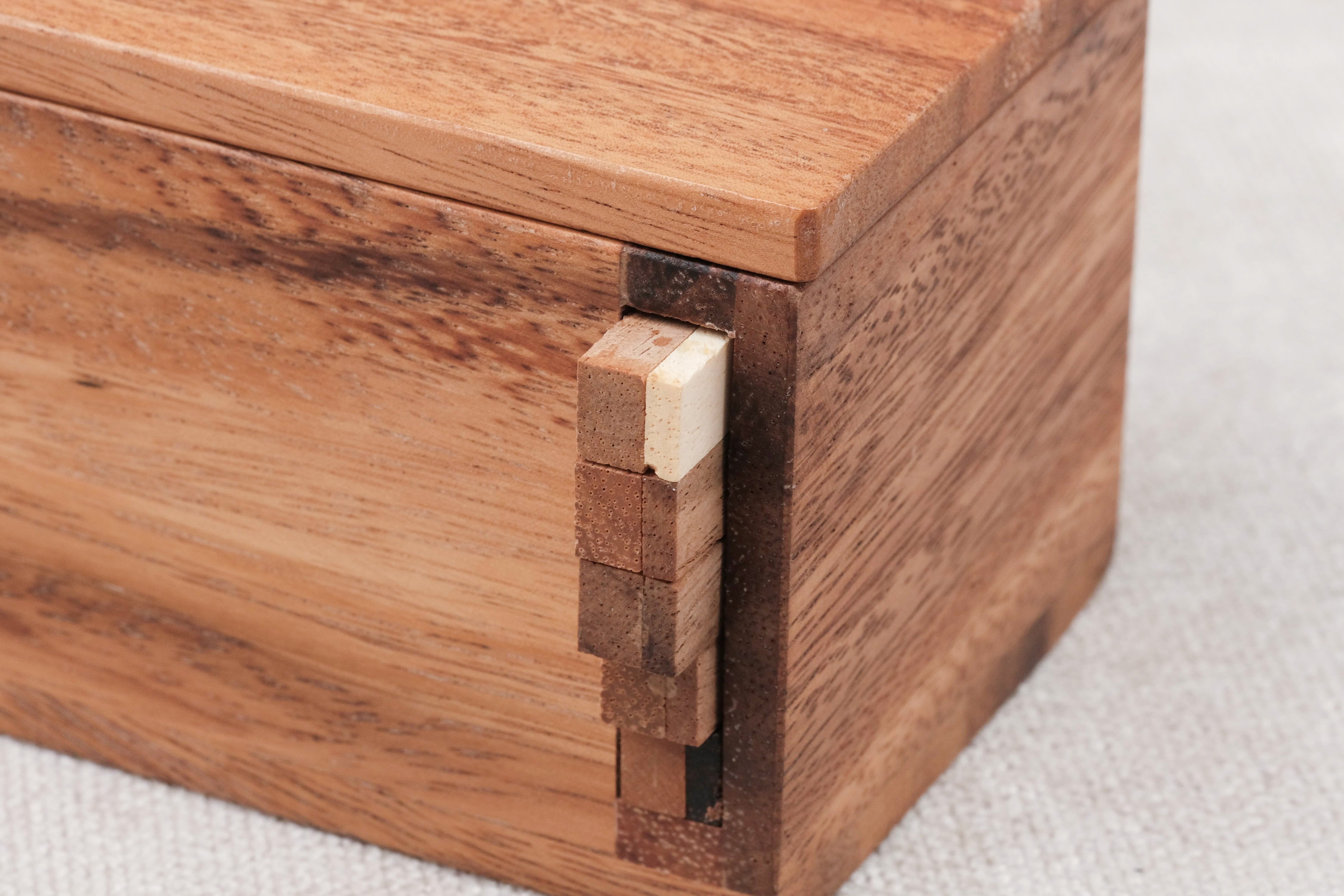 Zoom sur le mécanisme de la combinaison en bois