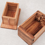 Coffre ouvert en deux parties avec son intérieur