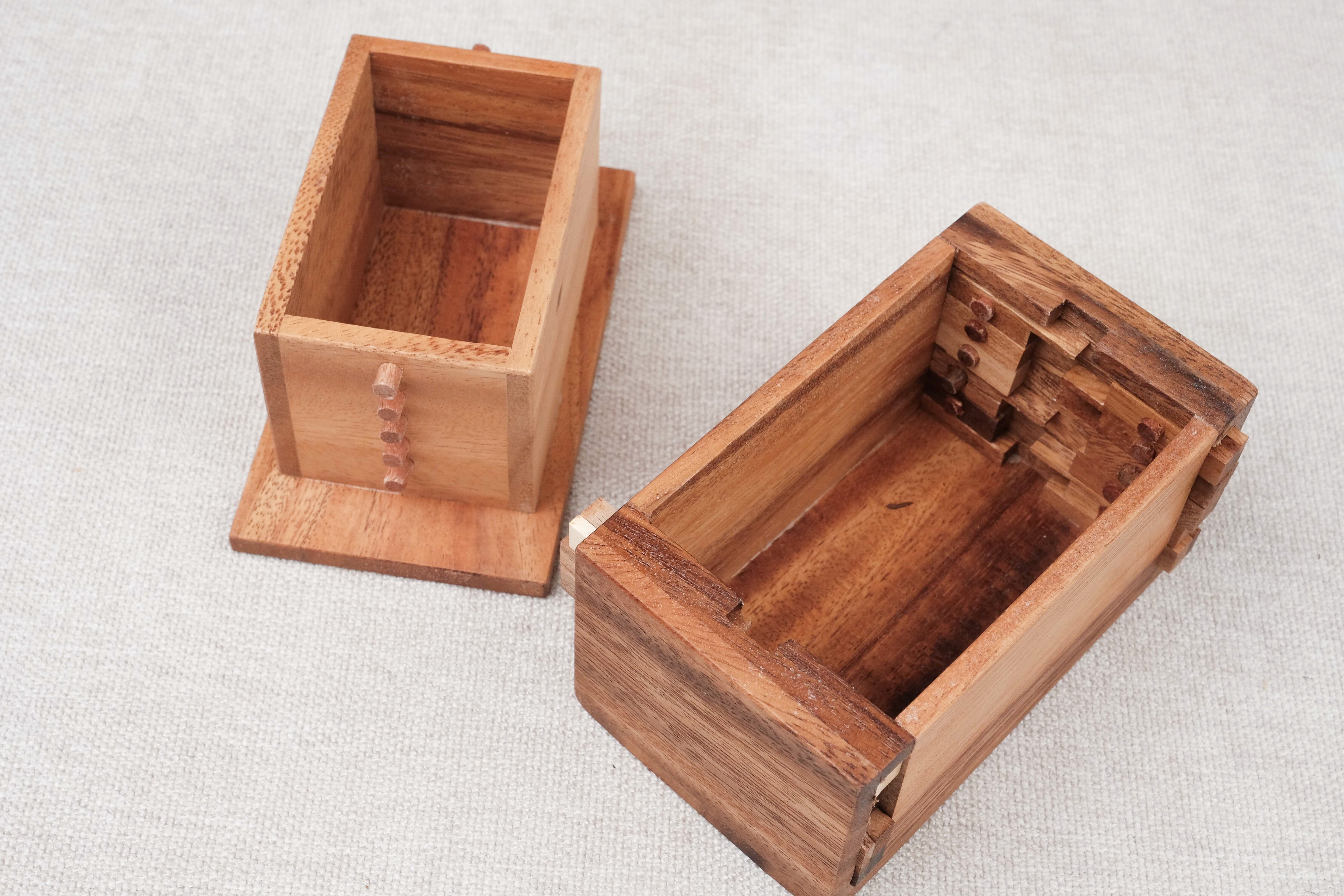 Coffre ouvert en deux parties avec son intérieur