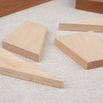 Pièces en bois du casse-tête Square, formes géométriques à faire rentrer dans la boîte.