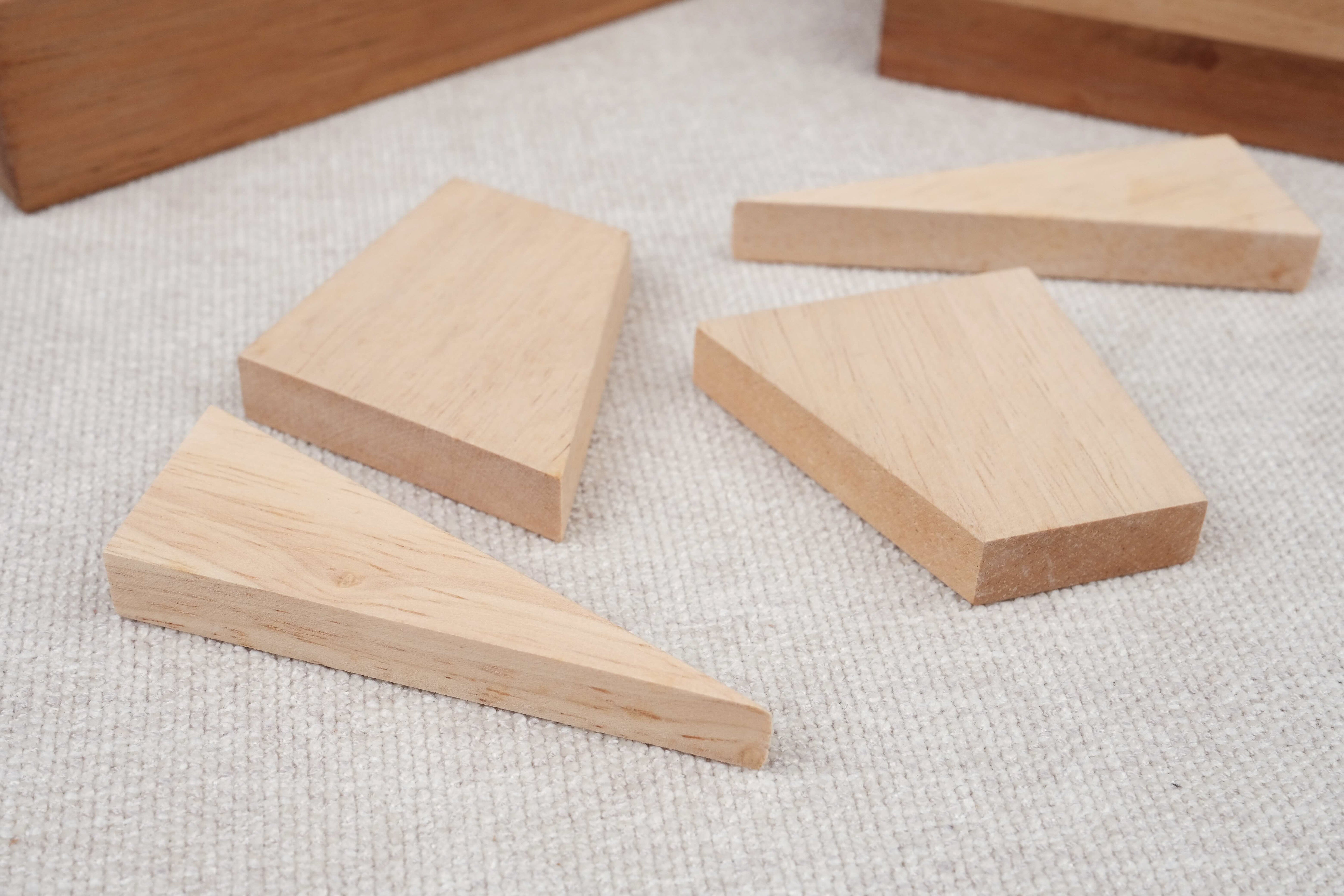 Pièces en bois du casse-tête Square, formes géométriques à faire rentrer dans la boîte.