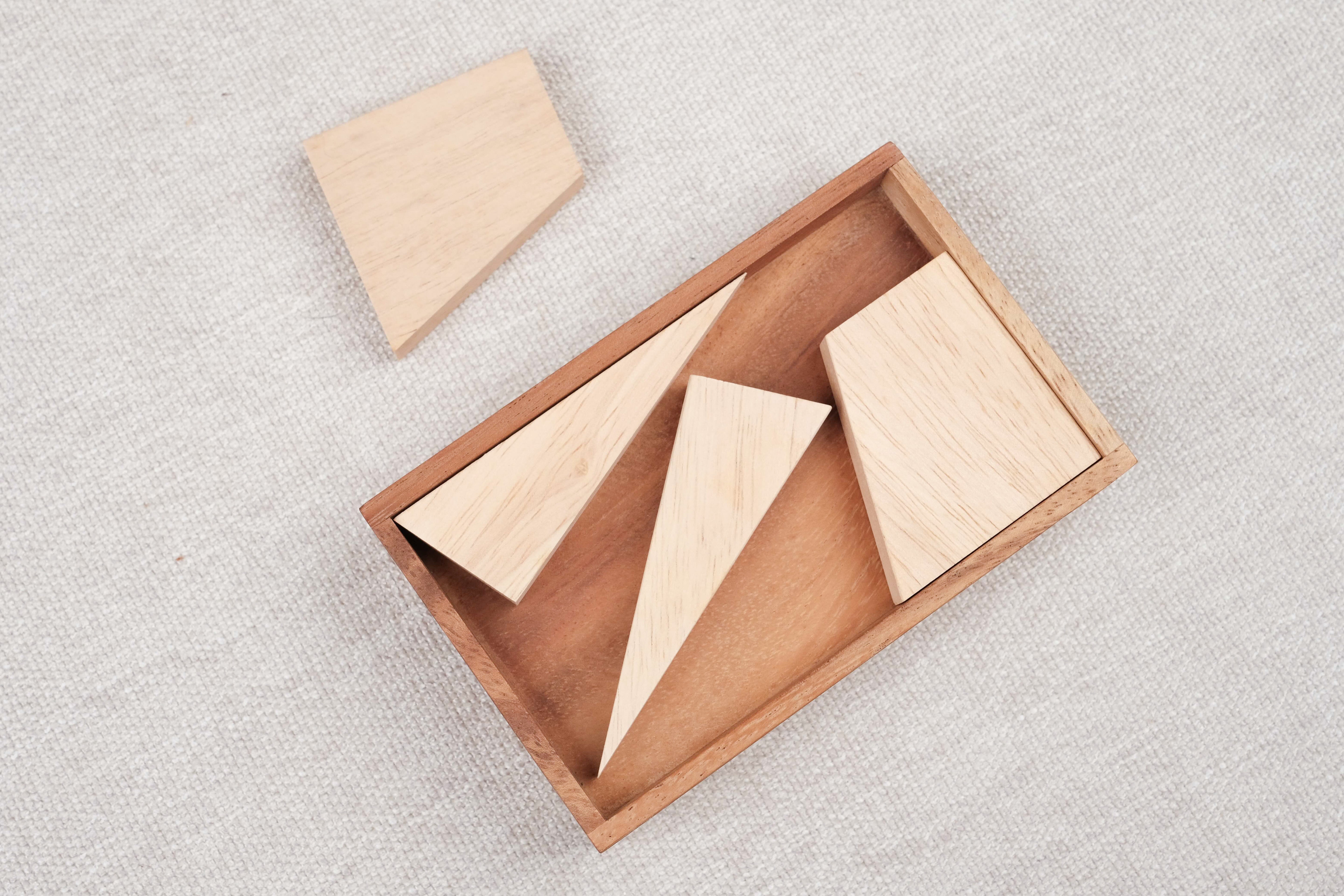 Casse-tête Square en bois, compartiment avec pièces géométriques.