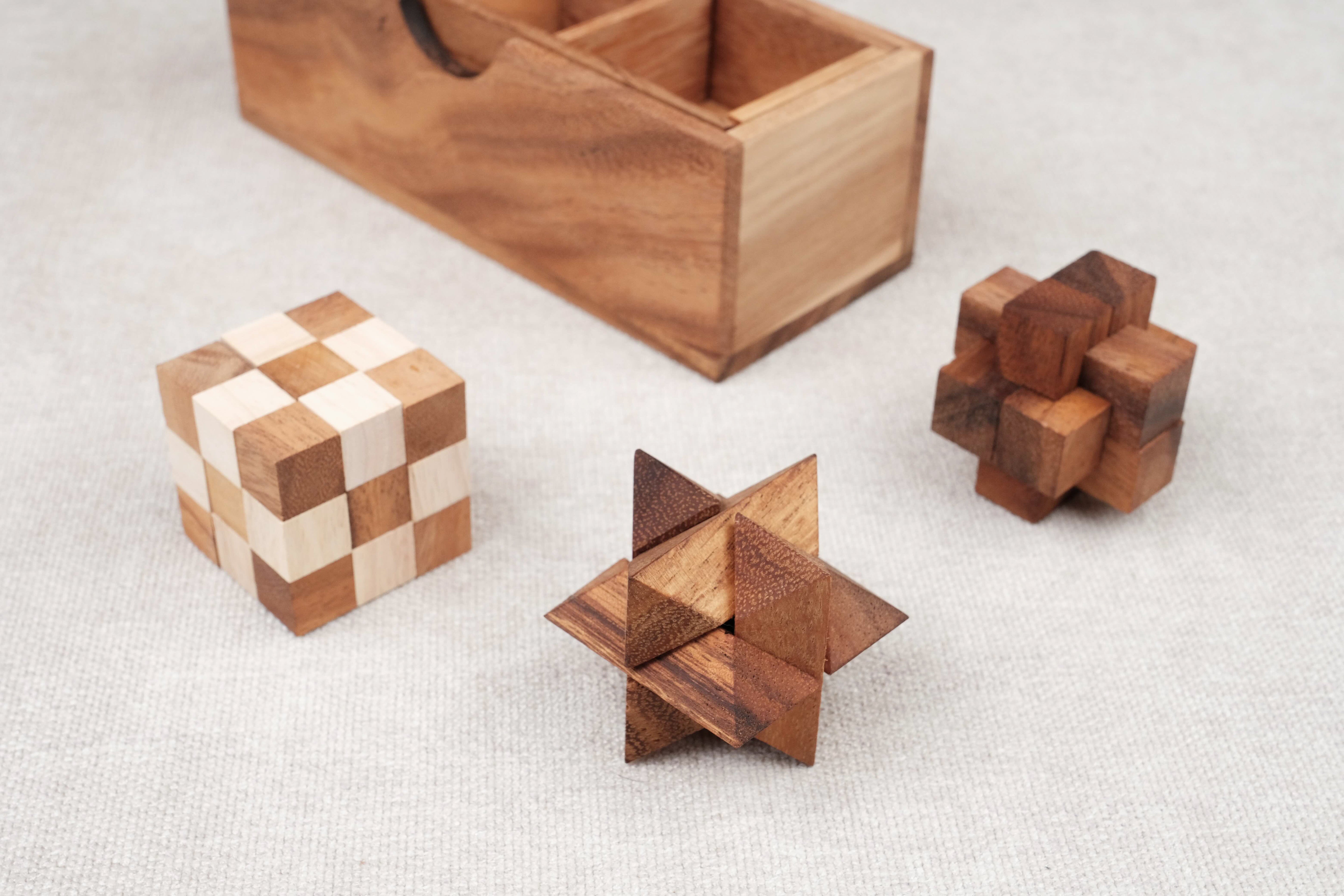 Les 3 casse-têtes déployés à côté du coffret