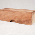 Coffret vu de côté sur fond clair