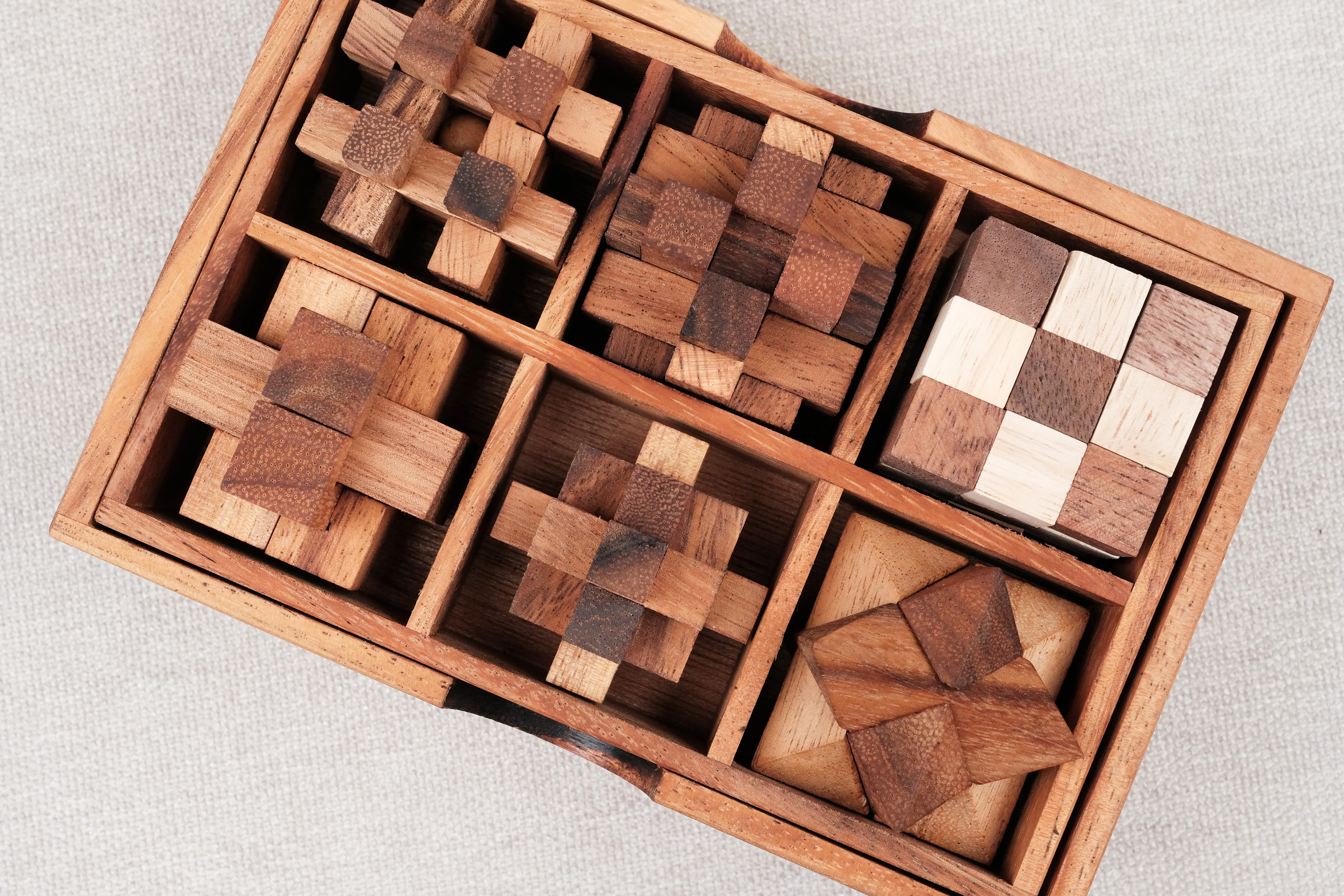 Vue du coffret ouvert avec les puzzles bien rangés