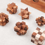 Les 6 casse-têtes alignés à côté de la boîte