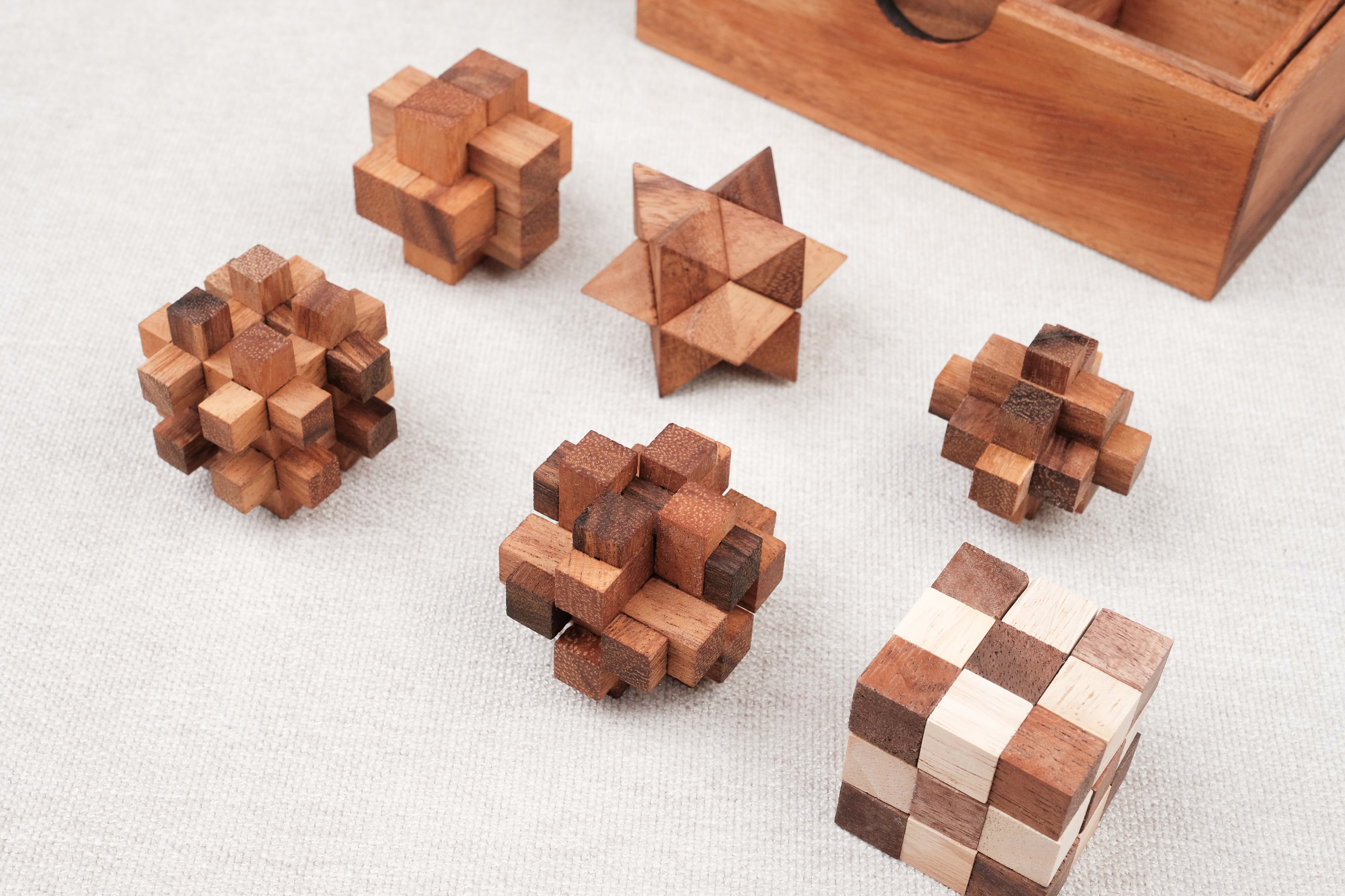 Les 6 casse-têtes alignés à côté de la boîte