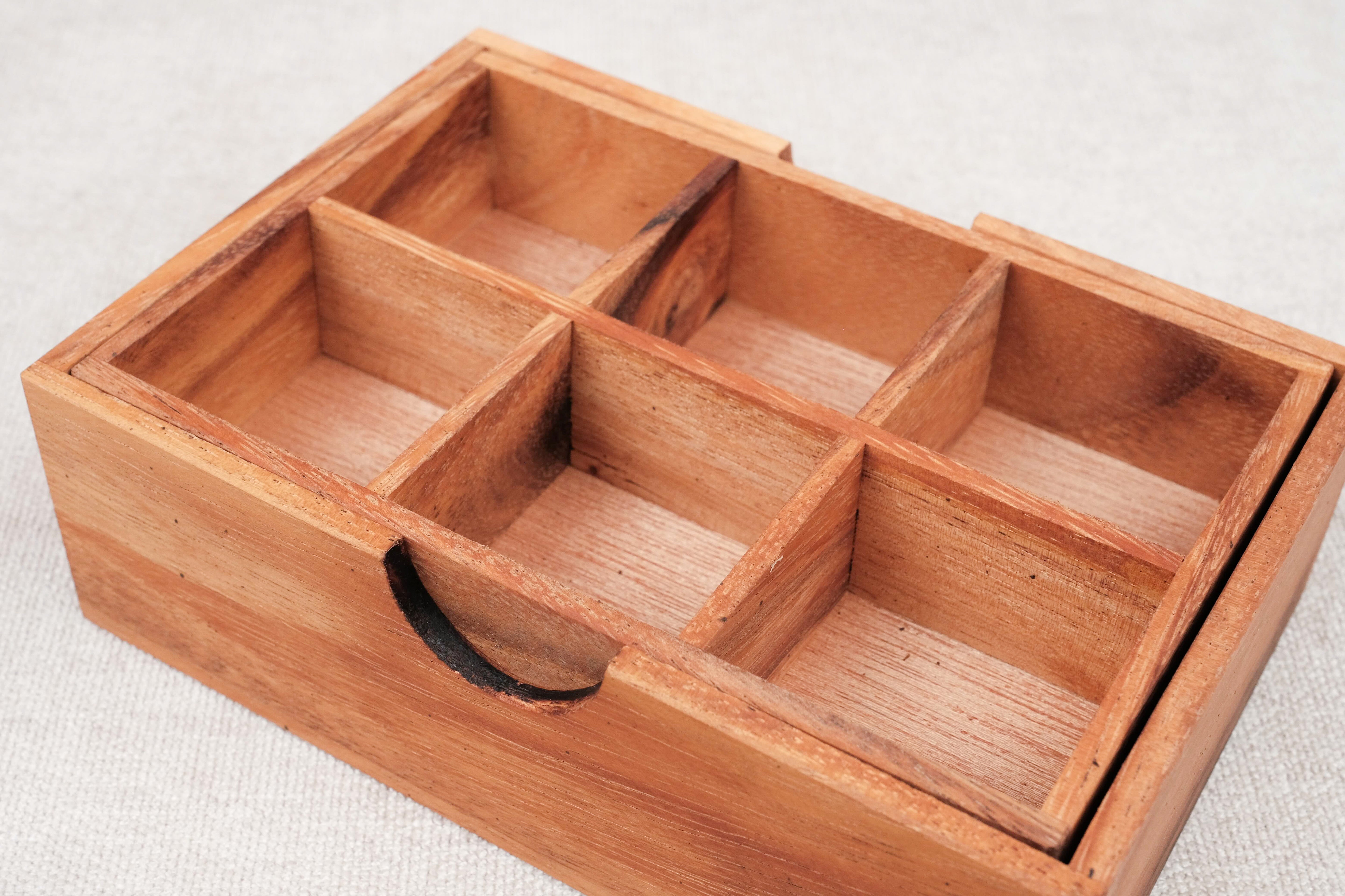 Compartiments intérieurs du coffret vide