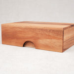 Coffret fermé vu de biais sur fond neutre