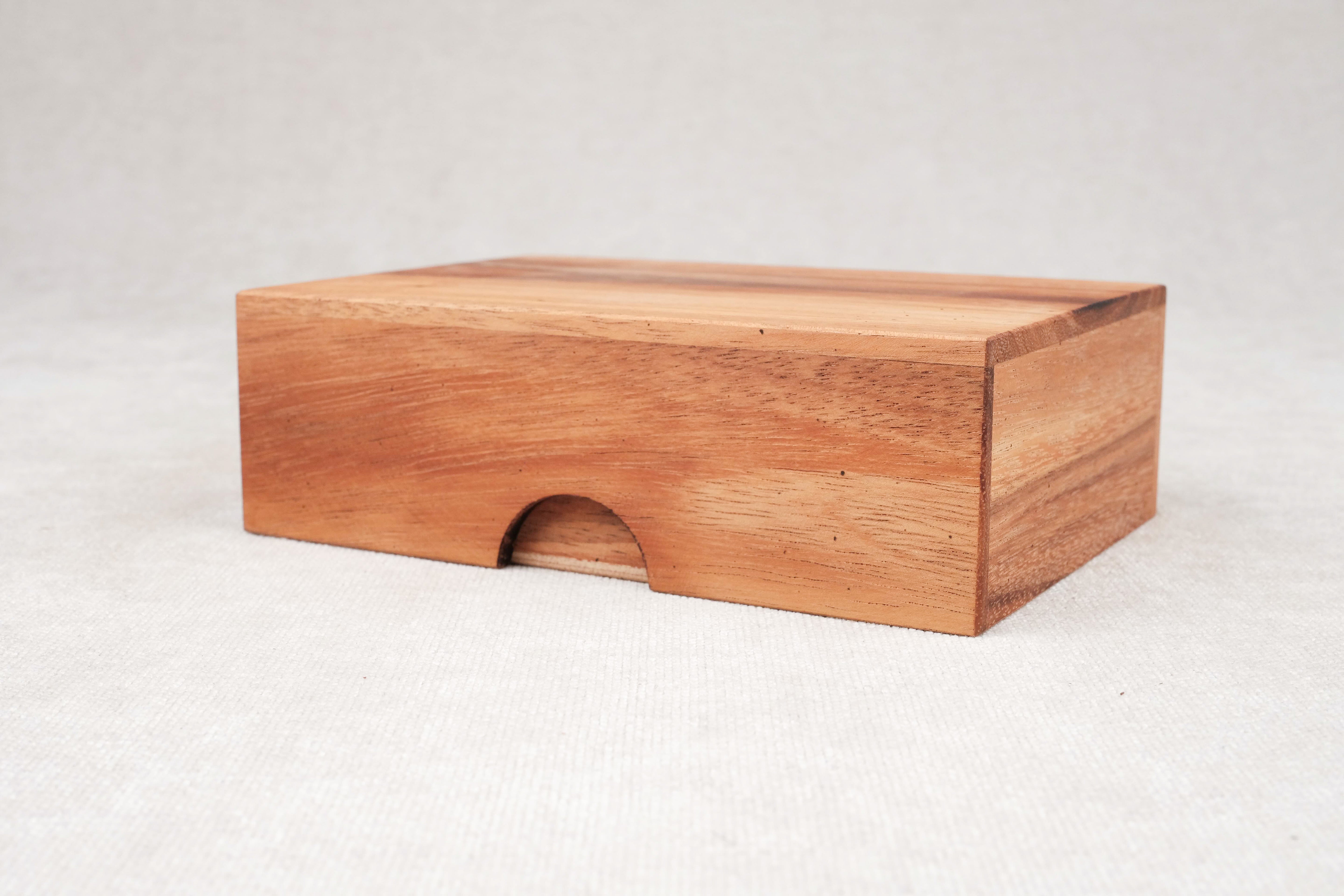 Coffret fermé vu de biais sur fond neutre