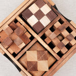 Vue rapprochée du coffret ouvert avec les pièces visibles