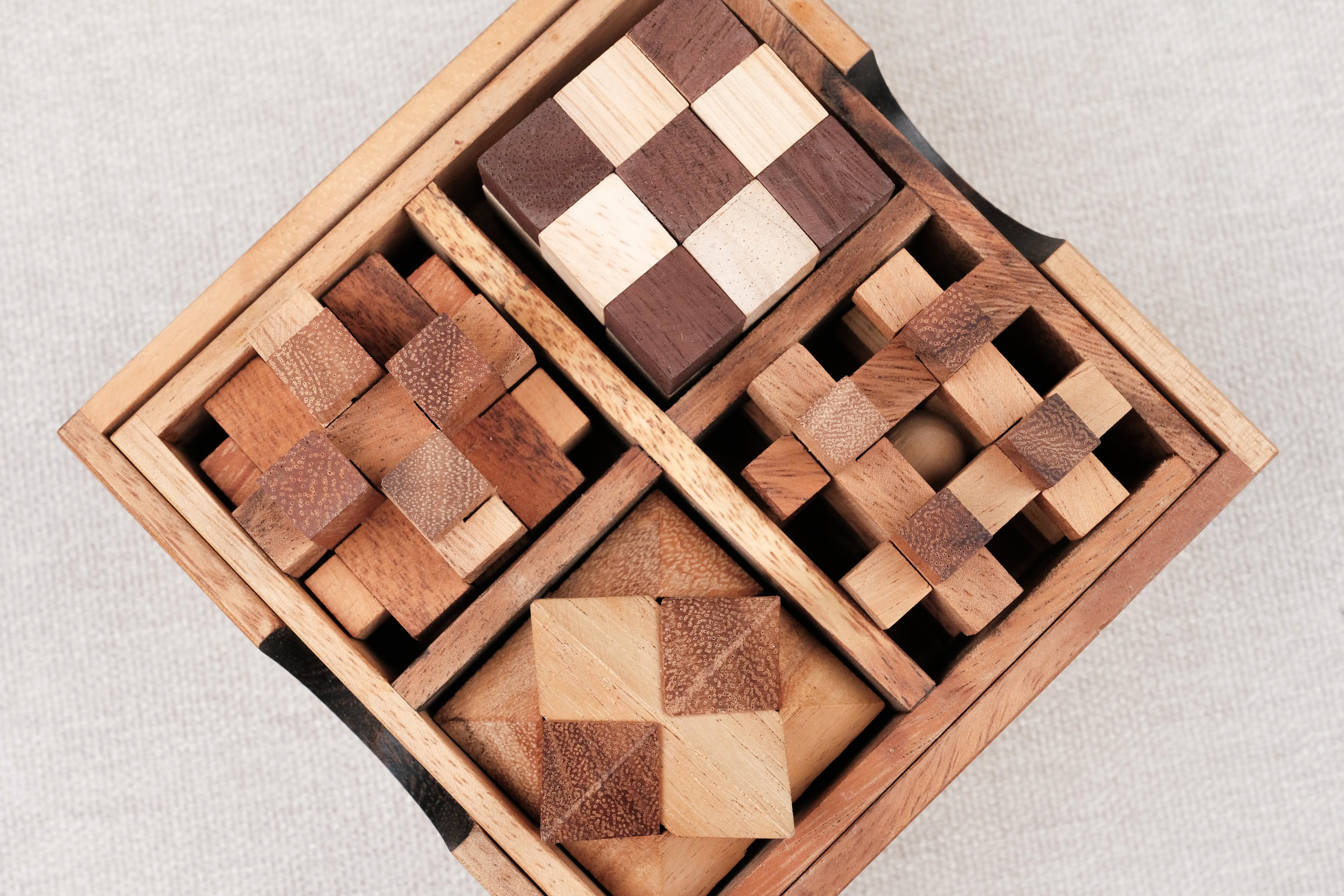 Vue rapprochée du coffret ouvert avec les pièces visibles