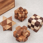 Casse-têtes sortis du coffret posés sur une table