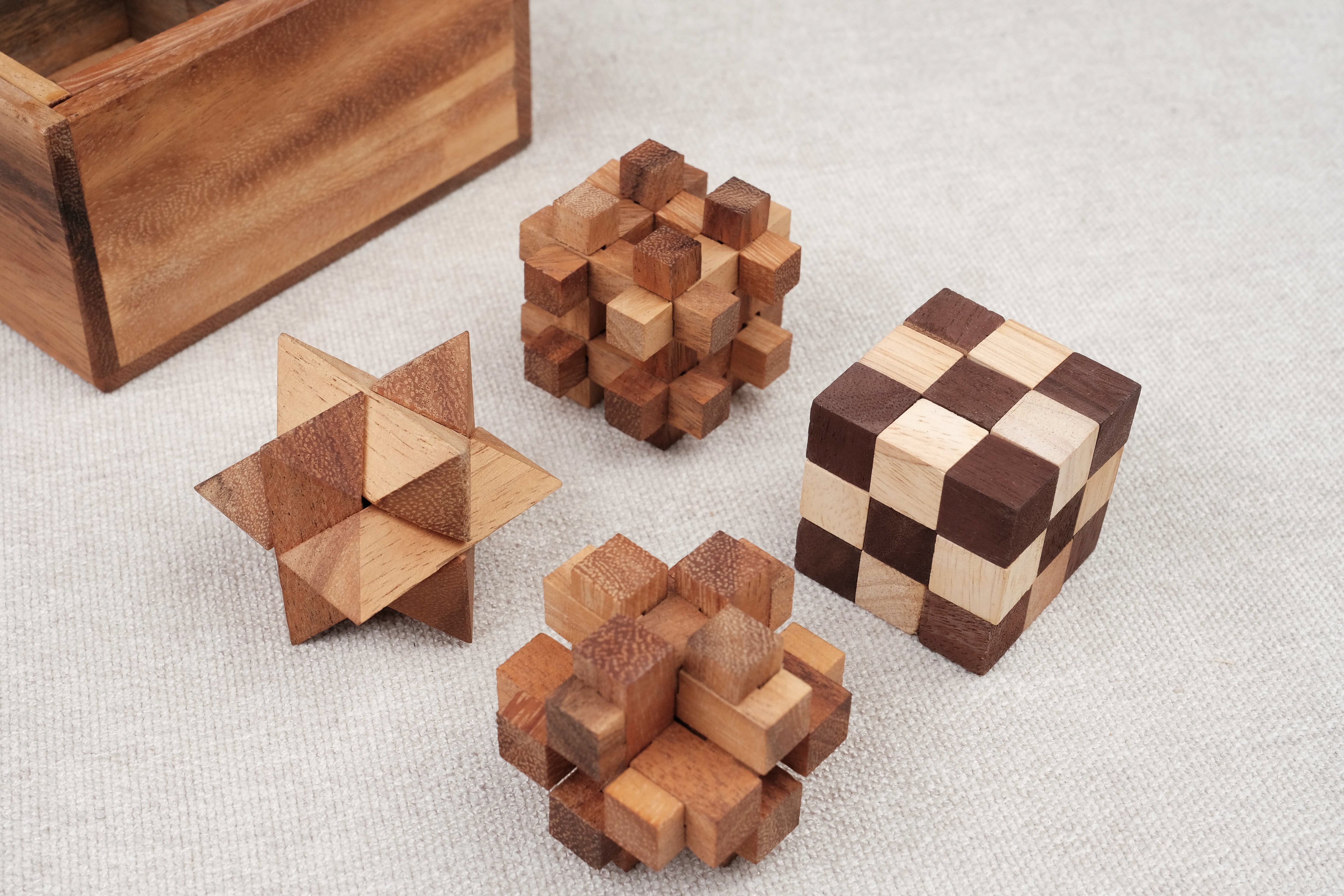 Casse-têtes sortis du coffret posés sur une table