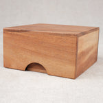 Coffret fermé en bois vu de côté