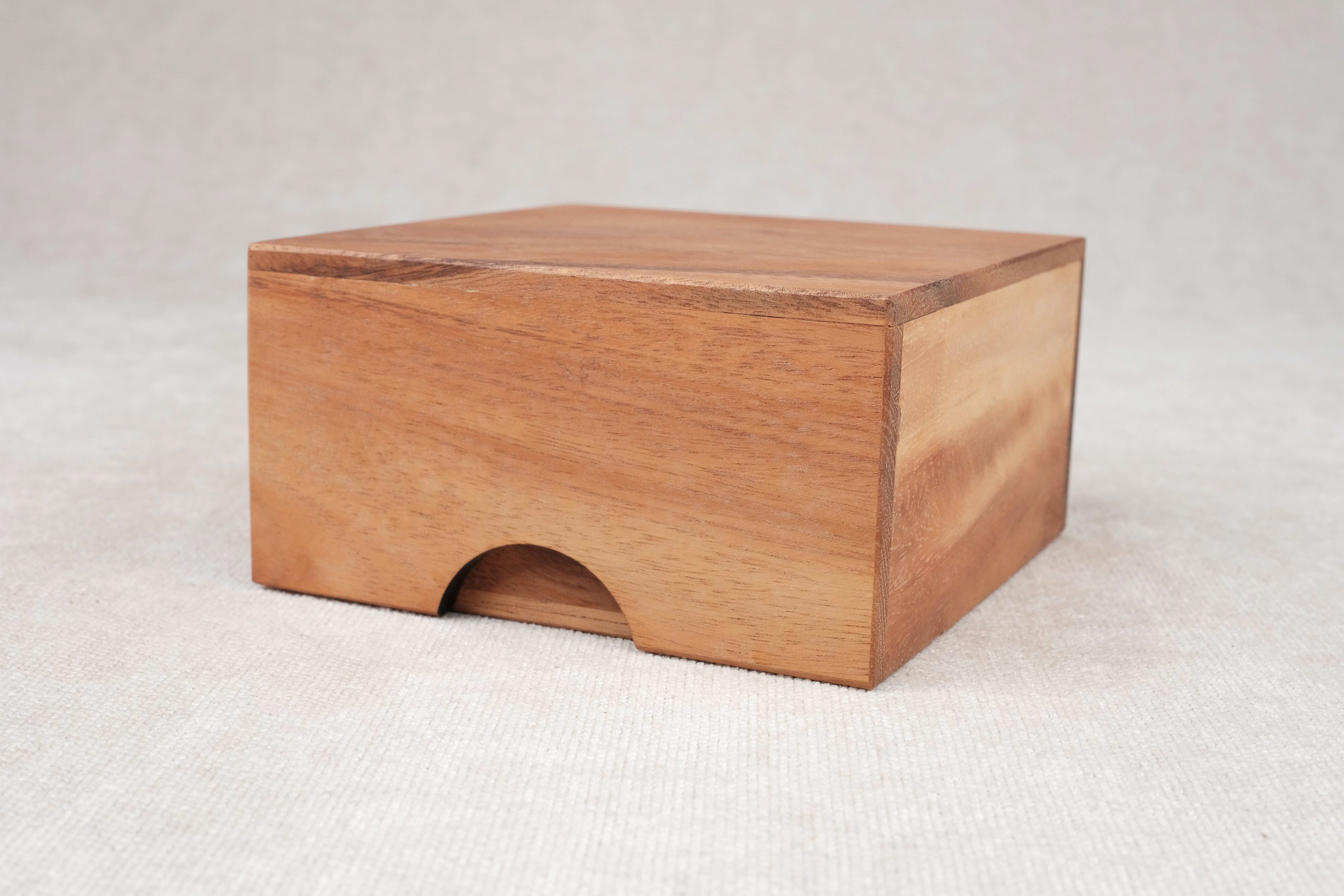 Coffret fermé en bois vu de côté