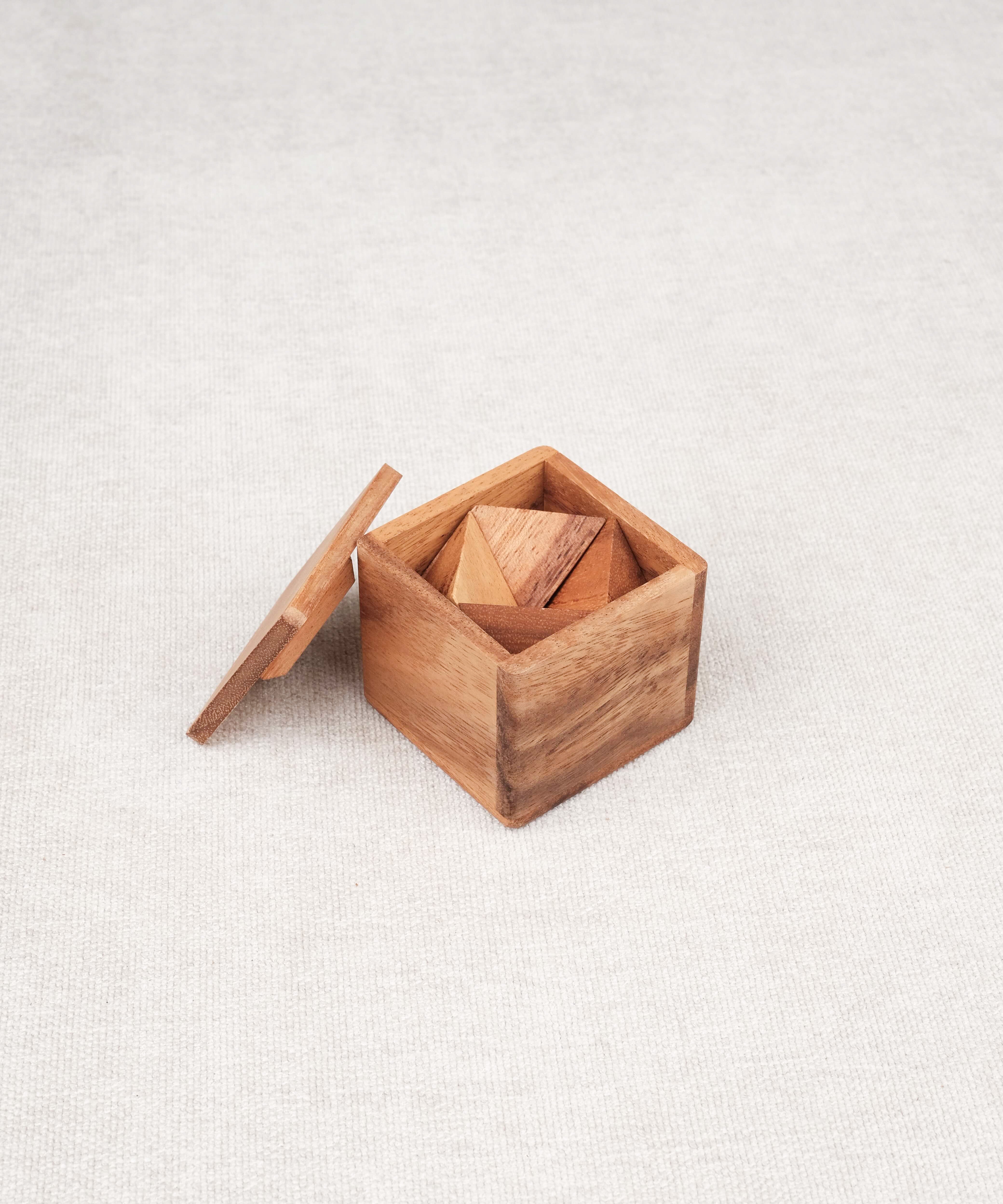 Casse-tête en bois Pyramides en Boîte – coffret ouvert avec les pièces rangées à l’intérieur