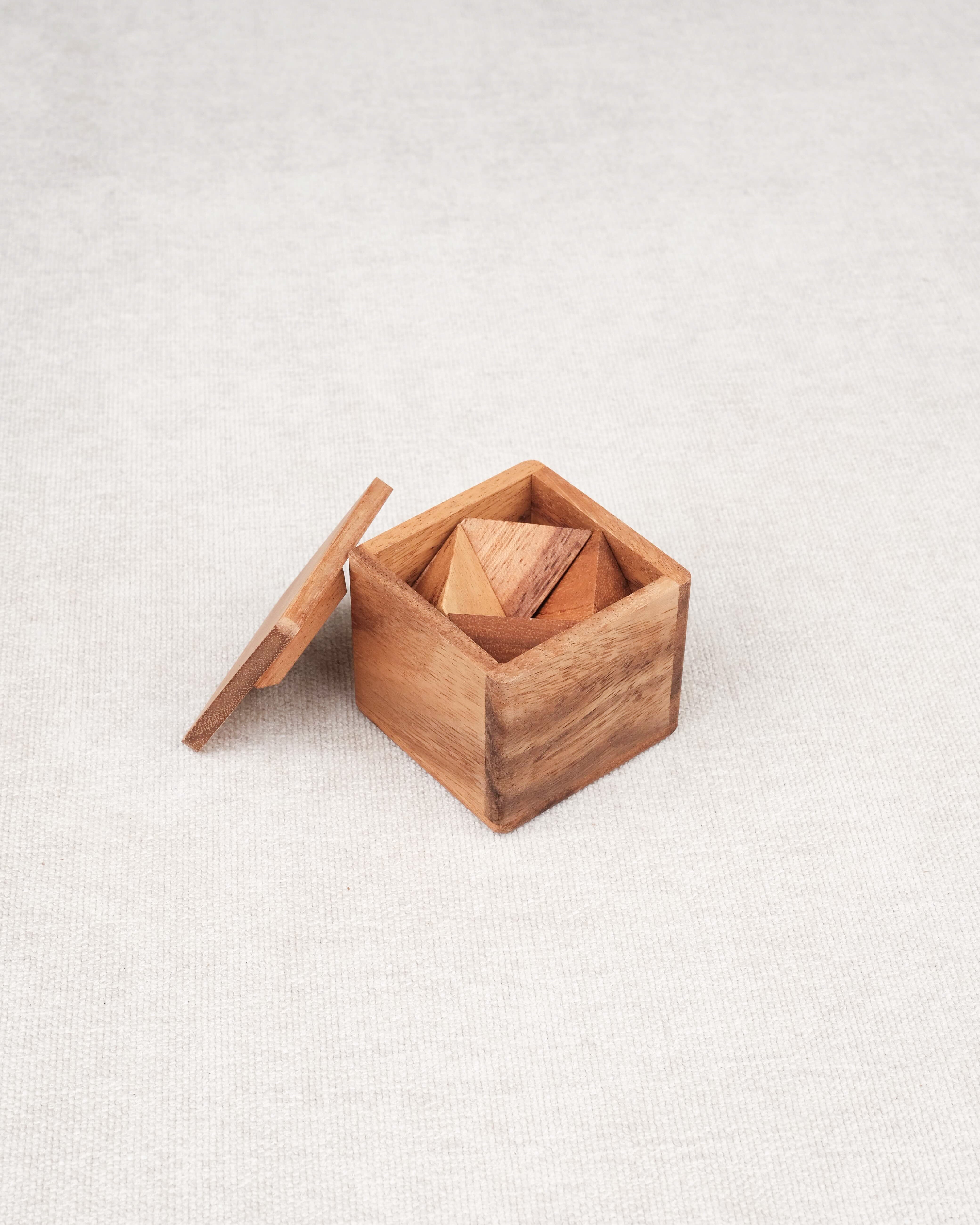 Casse-tête en bois Pyramides en Boîte – coffret ouvert avec les pièces rangées à l’intérieur