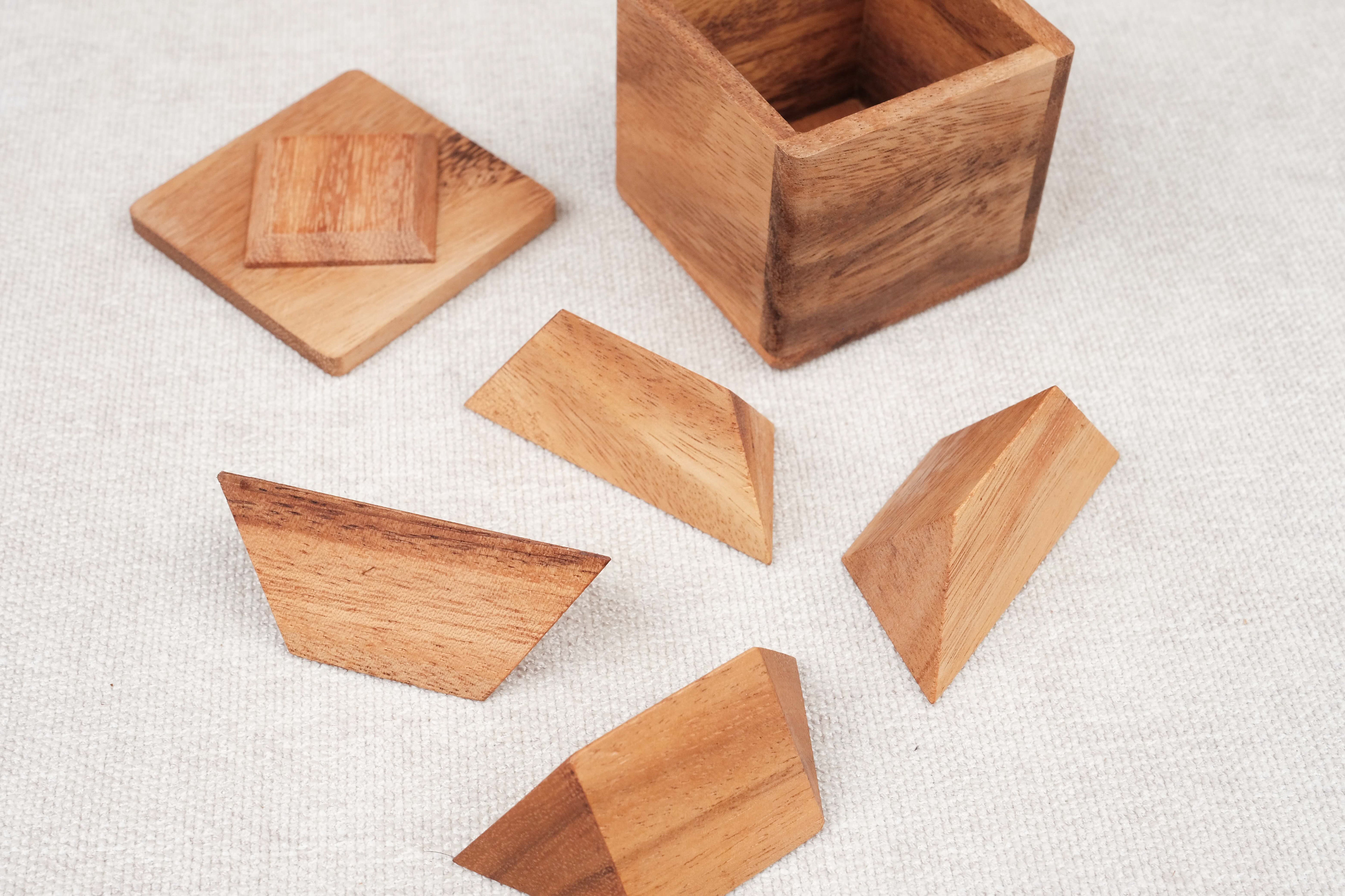 Puzzle Pyramides en Boîte – pièces géométriques en bois sorties de la boîte
