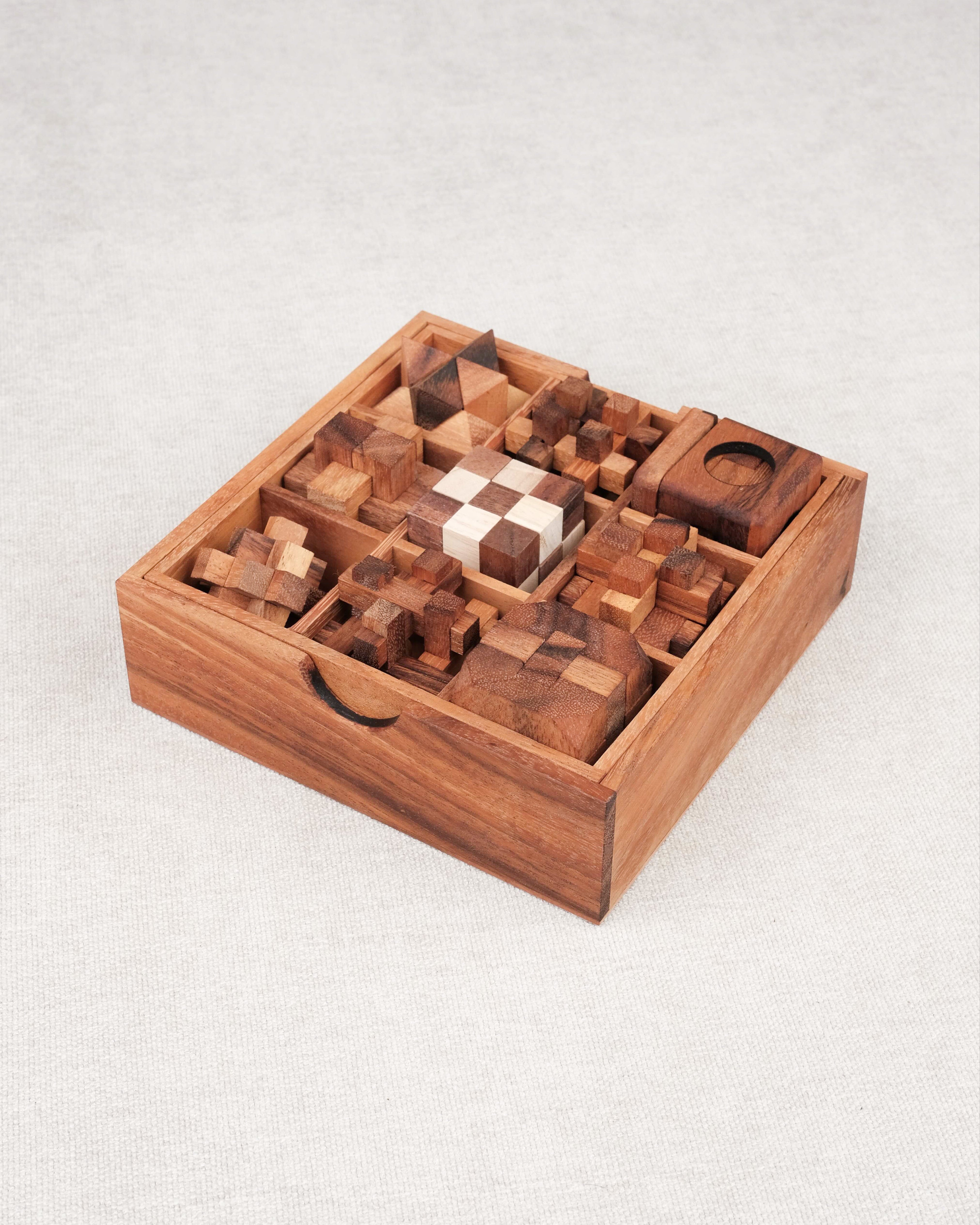 Coffret de 9 casse-têtes en bois vu en perspective
