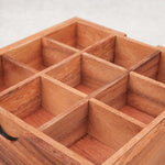 Zoom sur les compartiments vides de la boîte