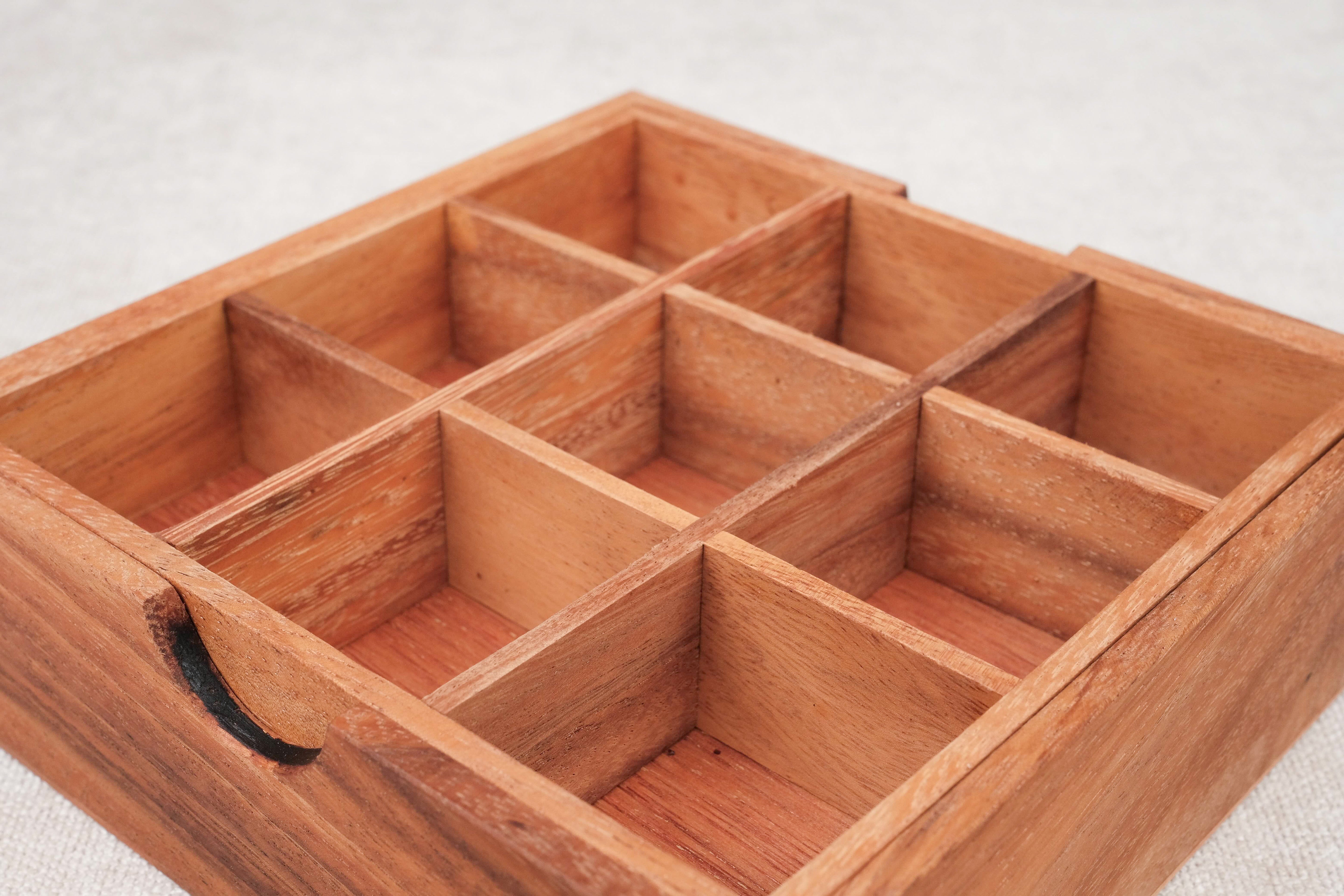 Zoom sur les compartiments vides de la boîte