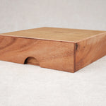 Coffret fermé vu de côté sur fond neutre