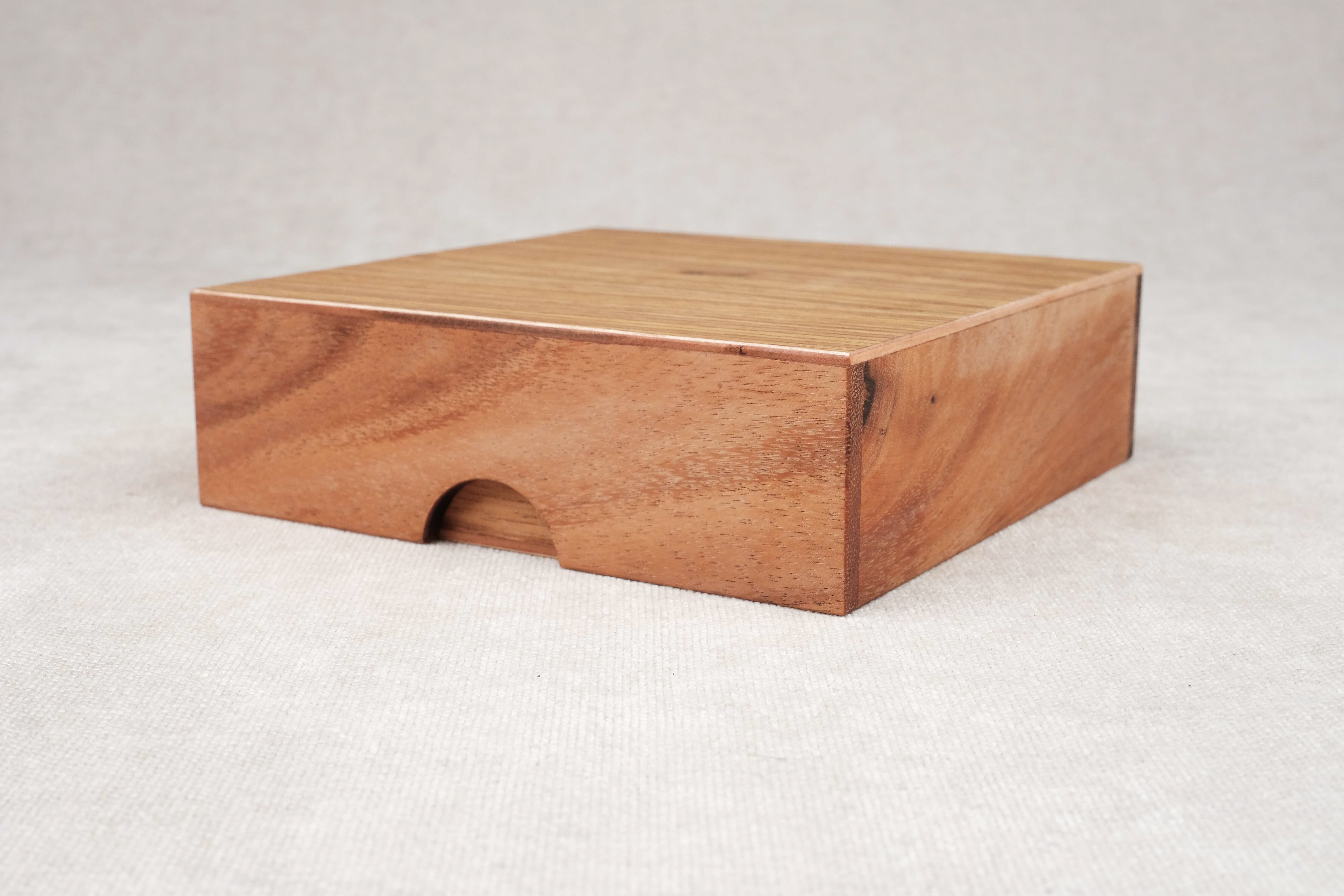 Coffret fermé vu de côté sur fond neutre