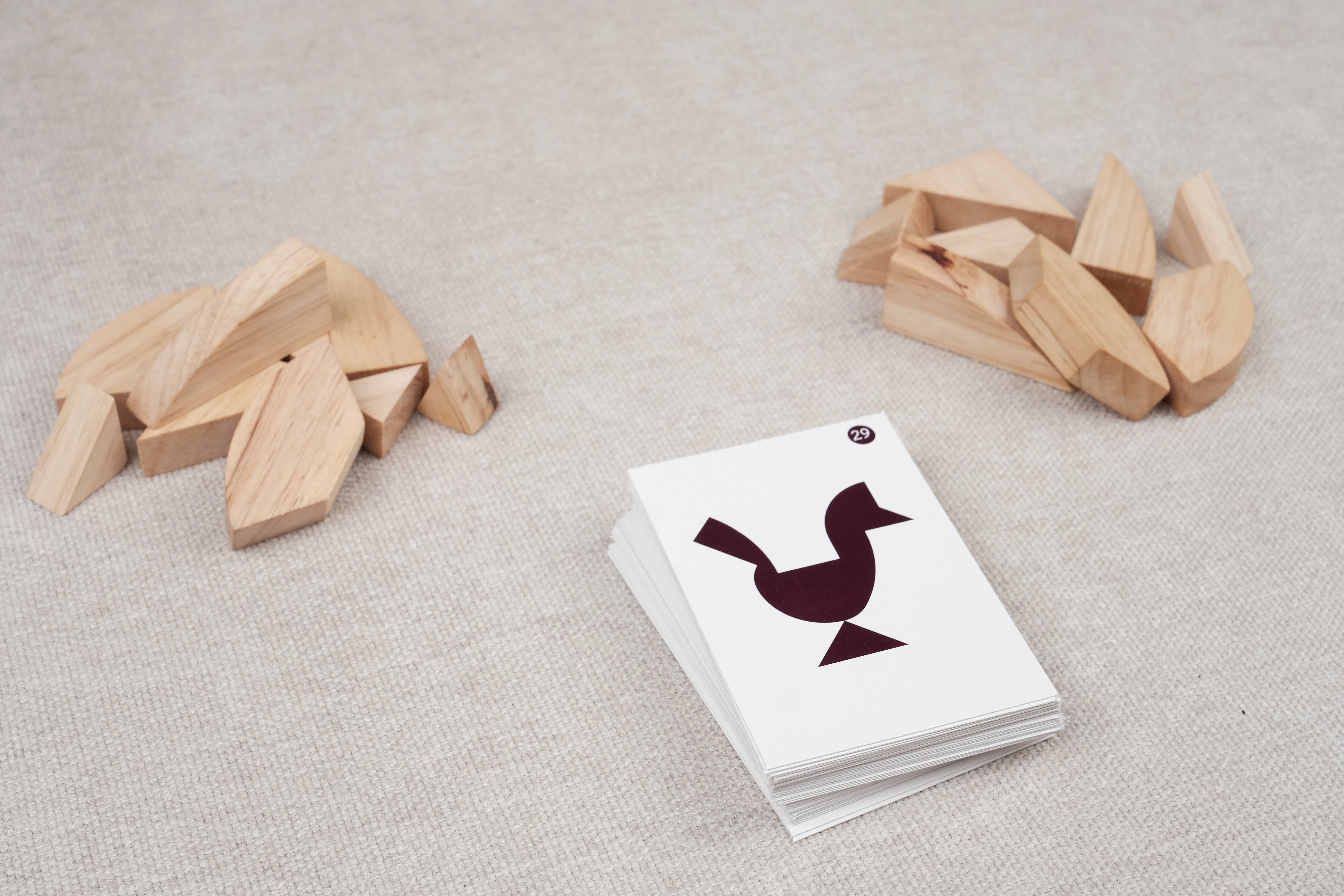 Pièces en bois en duel avec cartes défis illustrées avec silhouettes à reproduire – Double Tangram Œuf Jeux Faugère